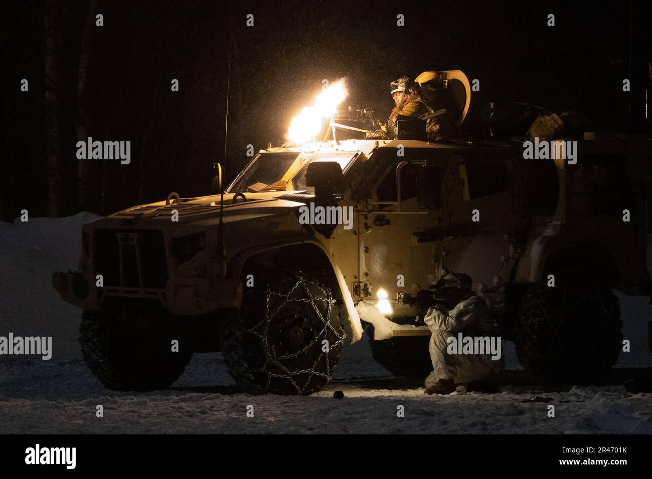 STATI UNITI I soldati dell'esercito dalla squadra di combattimento di Brigade 1st, 11th divisione di fanteria, agganciano gli obiettivi nemici mentre agiscono come forze di opposizione per il centro multinazionale Unito pacifico di preparazione-Alaska 23-02 alla zona di addestramento di Yukon, Fort Wainwright, Alaska, 3 aprile 2023. JPMRC-AK 23-02 è una dimostrazione della capacità della 11th Airborne Division di sopravvivere e prosperare nell’Artico, e della capacità dei suoi soldati di combattere e vincere le guerre della nostra nazione ovunque. Foto Stock