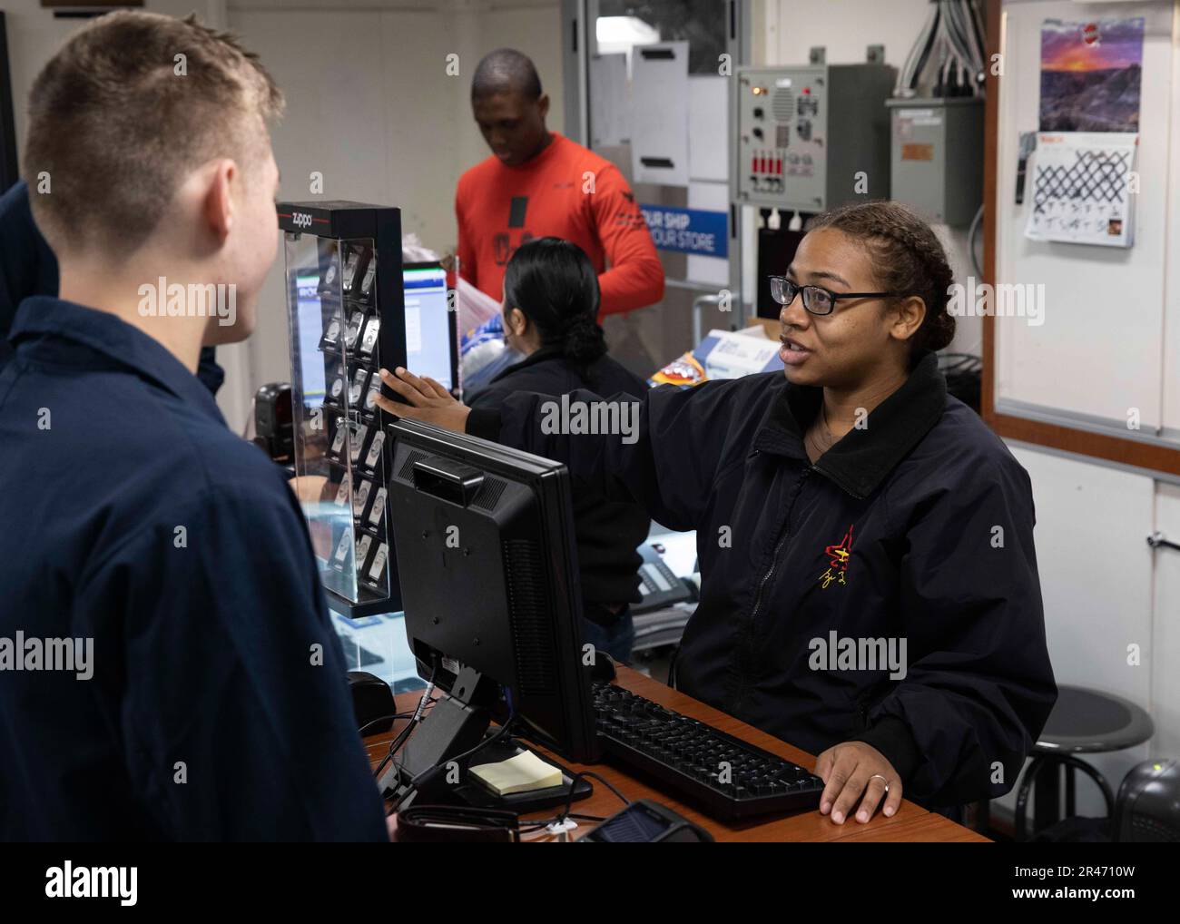 230320-N-SK738-3005 IONIAN SEA Marzo 20,2023 Retail Services Specialist 3rd Class Caralyn Barker, assegnato alla portaerei di classe Nimitz USS George H.W. Bush (CVN 77), assiste un Sailor nel negozio shipÕs, 20 marzo 2023. The George H.W. Bush Carrier Strike Group è in fase di implementazione pianificata negli Stati Uniti Naval Forces Europe area of Operations, impiegato dagli Stati Uniti Sesta flotta per difendere gli interessi degli Stati Uniti, alleati e partner. Foto Stock