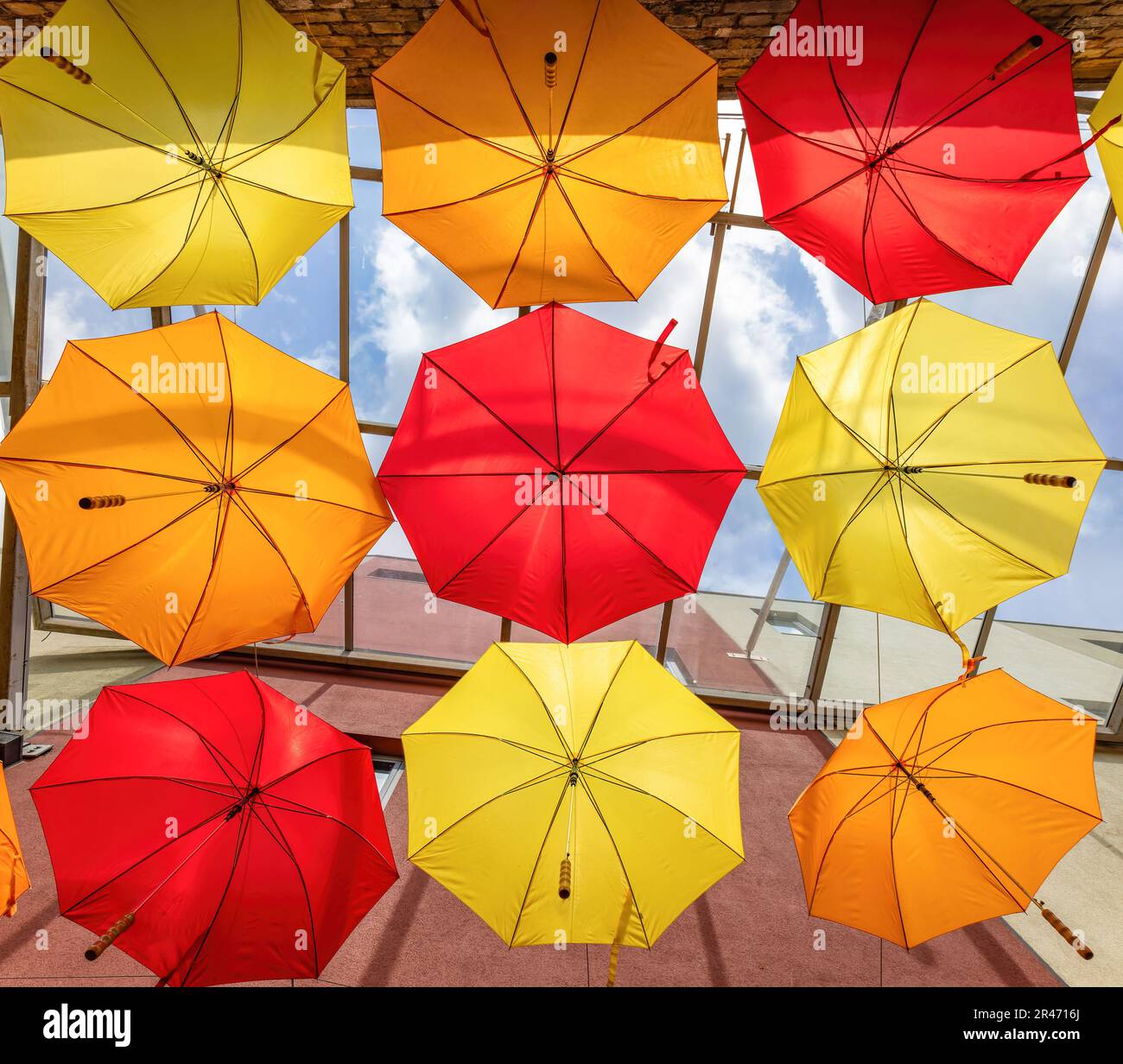 Ombrelloni colorati appesi al mercato di Camden Town Foto Stock