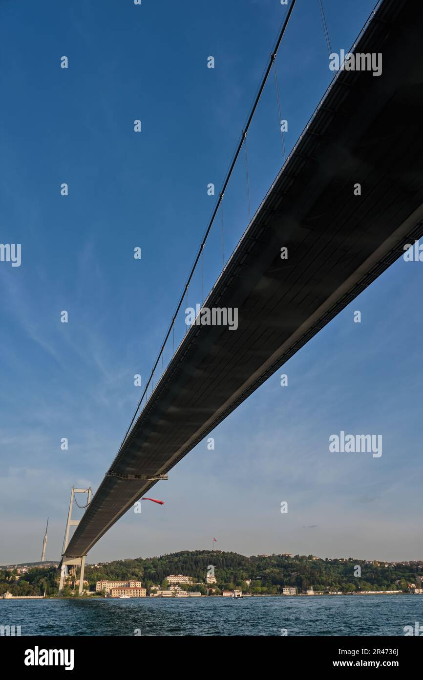 Basso angolo colpo del Ponte sul Bosforo (15 luglio Ponte dei Martiri), Istanbul, Turchia Foto Stock