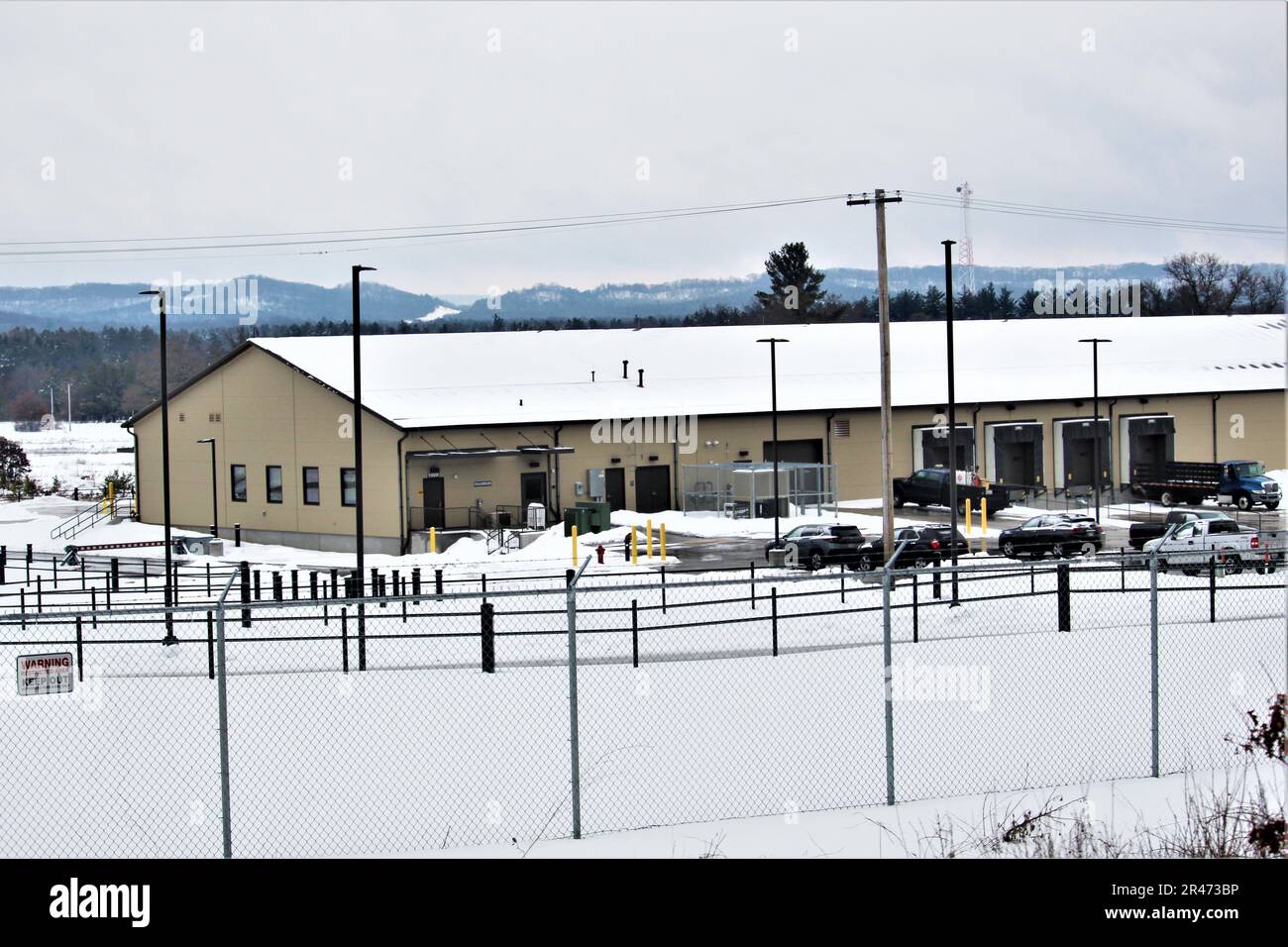 Il nuovo, recentemente costruito $7,03 milioni di spedizione, ricezione e spedizione postale impianto è mostrato 27 gennaio 2023, a Fort McCoy, Wisconsin. La struttura è stata aperta e utilizzata nel 2022. Il contratto per il progetto richiedeva la costruzione di un edificio in metallo pre-ingegnerizzato che ha una superficie stimata di 19.500 piedi quadrati. Progetti come questo si allineano con gli obiettivi di pianificazione strategica a lungo raggio di Fort McCoy, tra cui sostenere e modernizzare il cantonment di Fort McCoy, che comprendono mobilità complessa e strategica, sicurezza fisica, qualità della vita, e dell'infrastruttura informatica. Questo progetto è mana Foto Stock