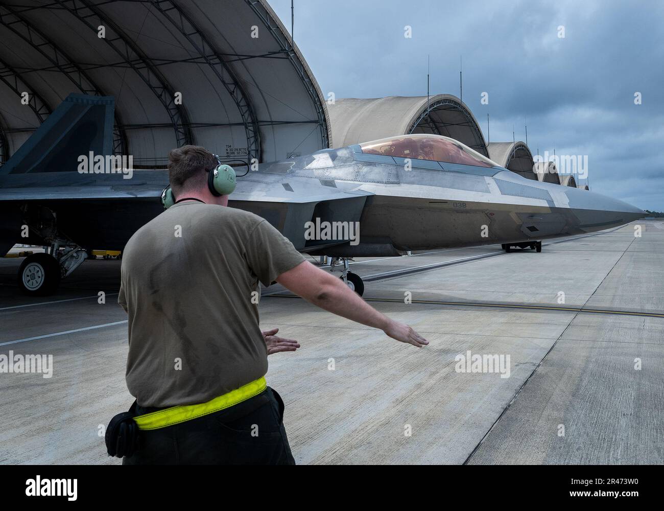 Airman 1st Class Austin Letz, 43rd Fighter Generation Squadron, presenta il suo F-22A Raptor per una missione il 24 marzo presso la base dell'aeronautica militare di Eglin, Fl. Il velivolo Raptor di 325th Fighter Wing è stato a Eglin dal 2018 dopo che l’uragano Michael ha distrutto le strutture di Tyndall AFB. I Raptors partiranno presto da Eglin per la loro nuova casa, Joint base Langley-Eustis, Virginia. Foto Stock