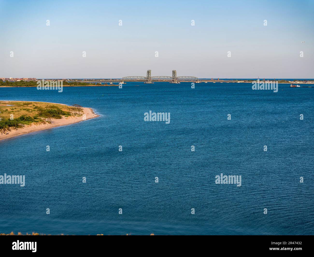 Una vista aerea di Plumb Beach con il Marine Parkway Bridge sullo sfondo Foto Stock