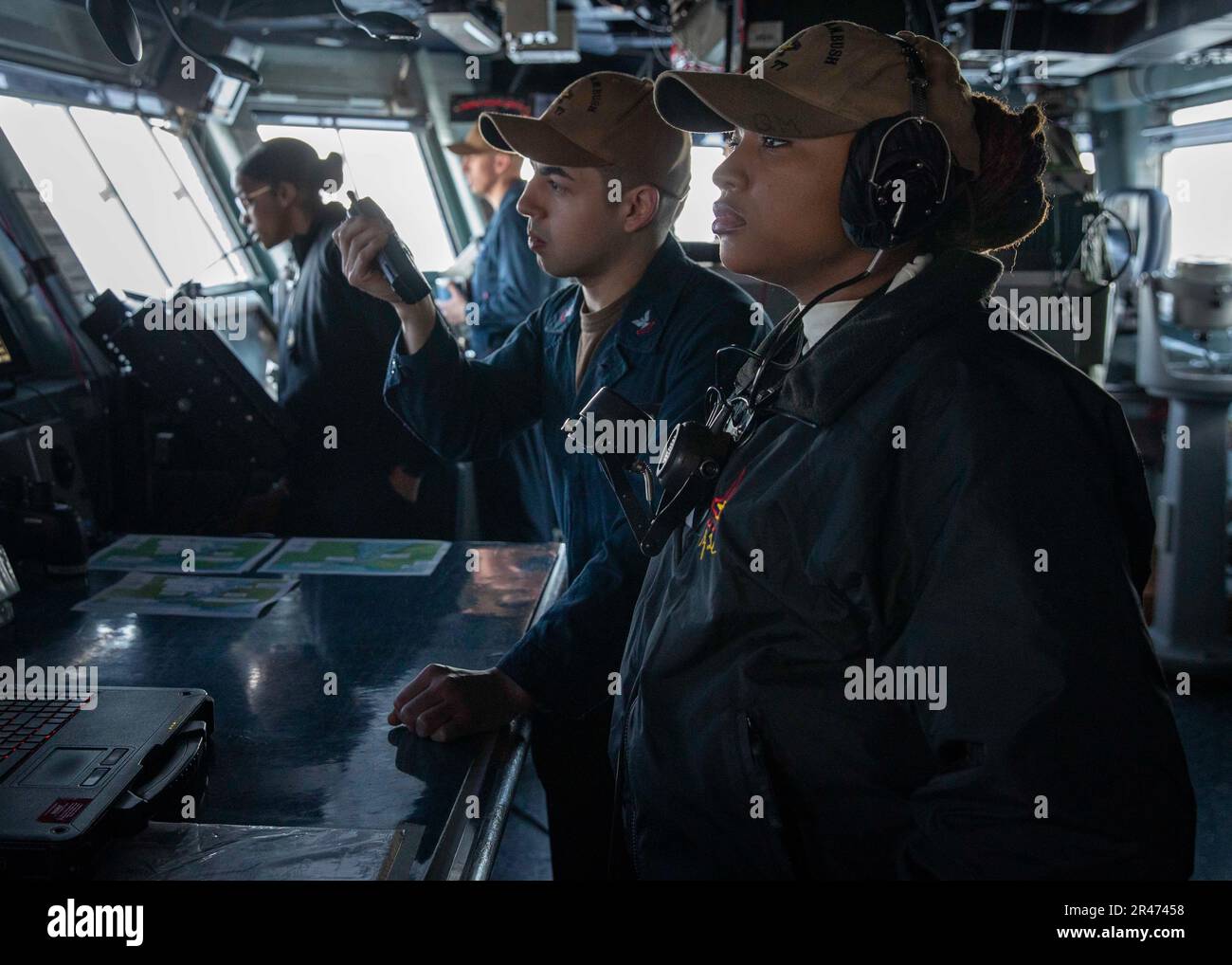 230331-N-SK738-1017 IONIAN SEA (31 marzo 2023) Electronics Technician 2nd Class Christopher Paredes, LEFT, e Quartermaster 2nd Class Shamir Pettaway, entrambi assegnati alla portaerei di classe Nimitz USS George H.W. Bush (CVN 77), conduce operazioni di ponte durante il transito dello stretto di Messina, 31 marzo 2023. The George H.W. Bush Carrier Strike Group è in fase di implementazione pianificata negli Stati Uniti Naval Forces Europe area of Operations, impiegato dagli Stati Uniti Sesta flotta per difendere gli interessi degli Stati Uniti, alleati e partner. Foto Stock