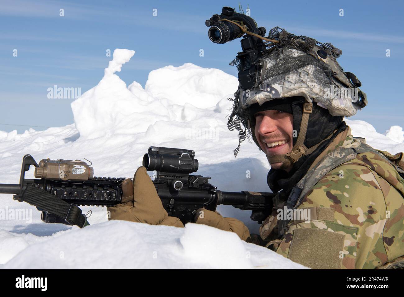 NEGLI STATI UNITI L'uomo di fanteria militare con 1st battaglione, 5th reggimento di fanteria, 1st squadra di combattimento di Brigata, 11th divisione di fanteria, mantiene alto il morale mentre agisce come forze di opposizione durante il Joint Pacific multinazionale Readiness Center-Alaska 23-02 presso Yukon Training Area, Alaska, 3 aprile 2023. JPMRC-AK 23-02 è una dimostrazione della capacità della 11th Airborne Division di sopravvivere e prosperare nell’Artico, e della capacità dei suoi soldati di combattere e vincere le guerre della nostra nazione ovunque. Foto Stock