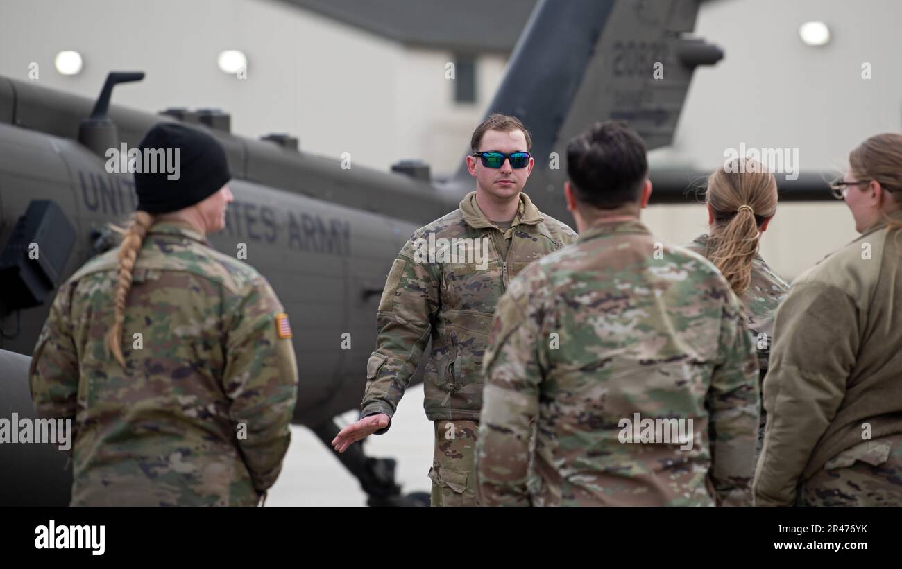 STATI UNITI John Weber, un capo dell'equipaggio con Chaos Company, 3-501st Battaglione di elicottero d'assalto, prima Brigata dell'aviazione di combattimento della Divisione Armorata, fornisce un briefing UH-60m sulle operazioni del Black Hawk agli Stati Uniti Airmen della 52nd Fighter Wing presso la base aerea di Spangdahlem, Germania, 20 marzo 2023. Come elicottero da trasporto tattico, il versatile velivolo fornisce assalto aereo, supporto generale, evacuazione, comando e controllo aeromedico, nonché supporto speciale per operazioni di combattimento, stabilità e supporto. Foto Stock