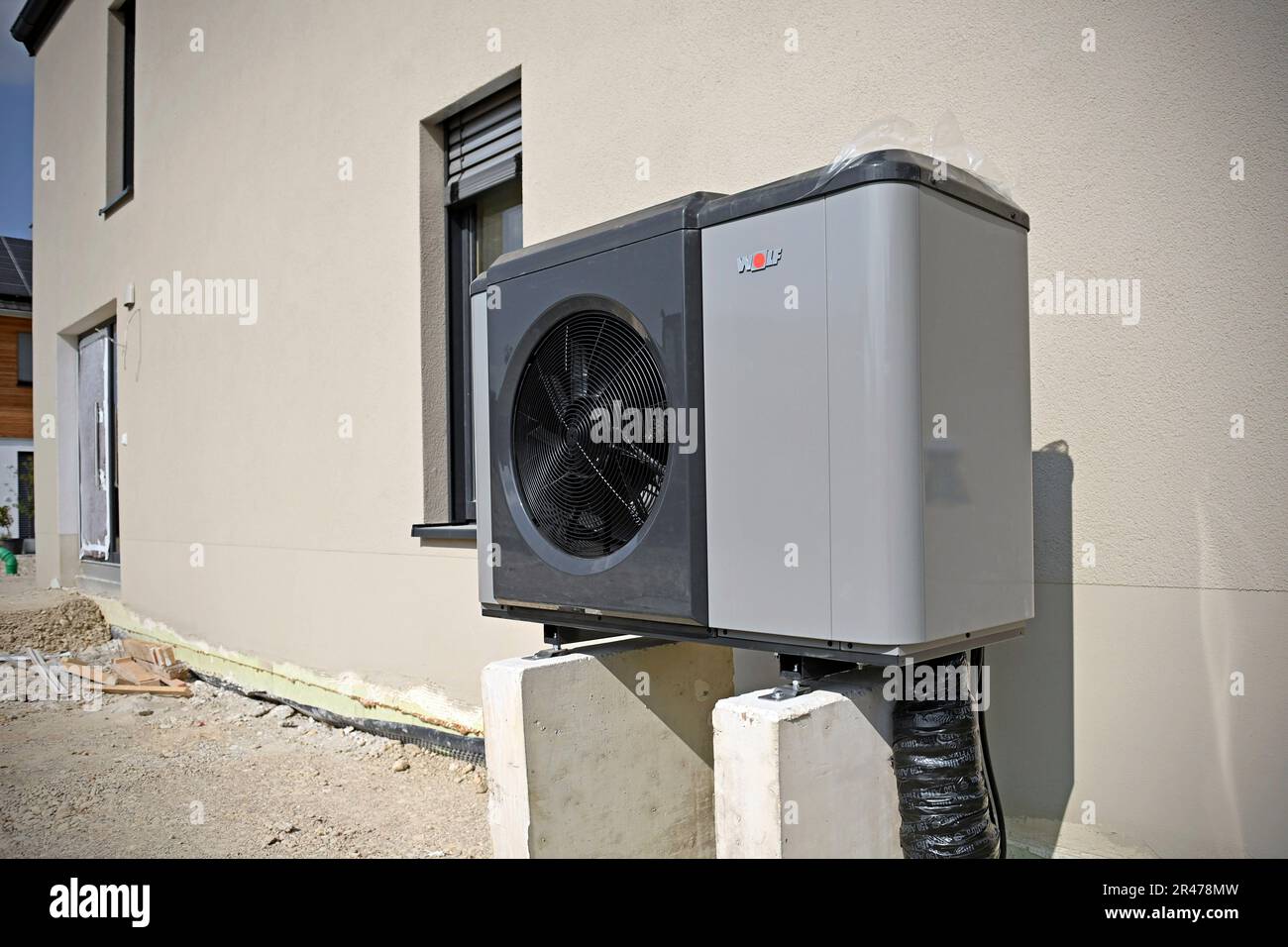 Dirnismaning, Germania. 26th maggio, 2023. Foto dell'argomento pompa di calore. Pompa di calore a marchio Wolf in una nuova casa indipendente in Baviera. Credit: dpa/Alamy Live News Foto Stock