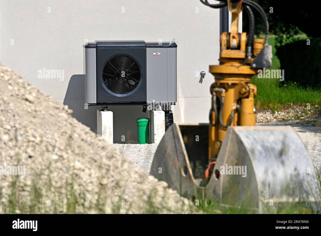 Dirnismaning, Germania. 26th maggio, 2023. Foto dell'argomento pompa di calore. Pompa di calore a marchio Wolf in una nuova casa indipendente in Baviera. ? Credit: dpa/Alamy Live News Foto Stock