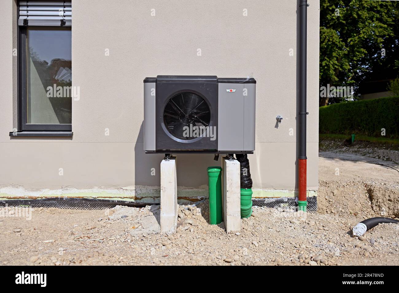 Dirnismaning, Germania. 26th maggio, 2023. Foto dell'argomento pompa di calore. Pompa di calore a marchio Wolf in una nuova casa indipendente in Baviera. ? Credit: dpa/Alamy Live News Foto Stock