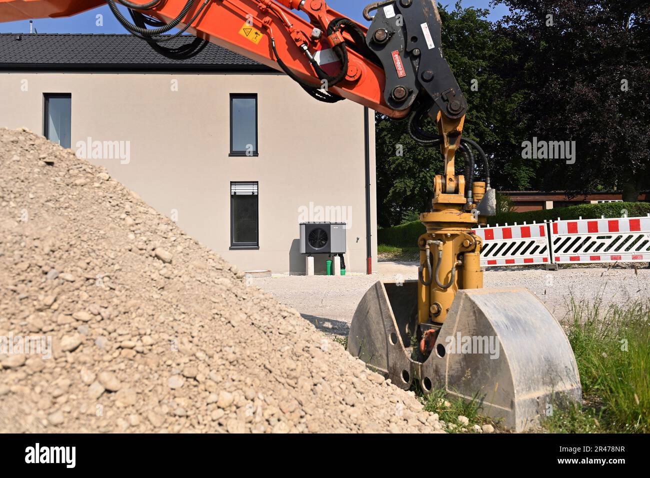 Dirnismaning, Germania. 26th maggio, 2023. Foto dell'argomento pompa di calore. Pompa di calore a marchio Wolf in una nuova casa indipendente in Baviera. Credit: dpa/Alamy Live News Foto Stock