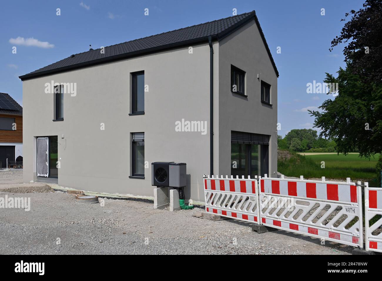 Dirnismaning, Germania. 26th maggio, 2023. Foto dell'argomento pompa di calore. Pompa di calore a marchio Wolf in una nuova casa singola in Baviera. ? Credit: dpa/Alamy Live News Foto Stock