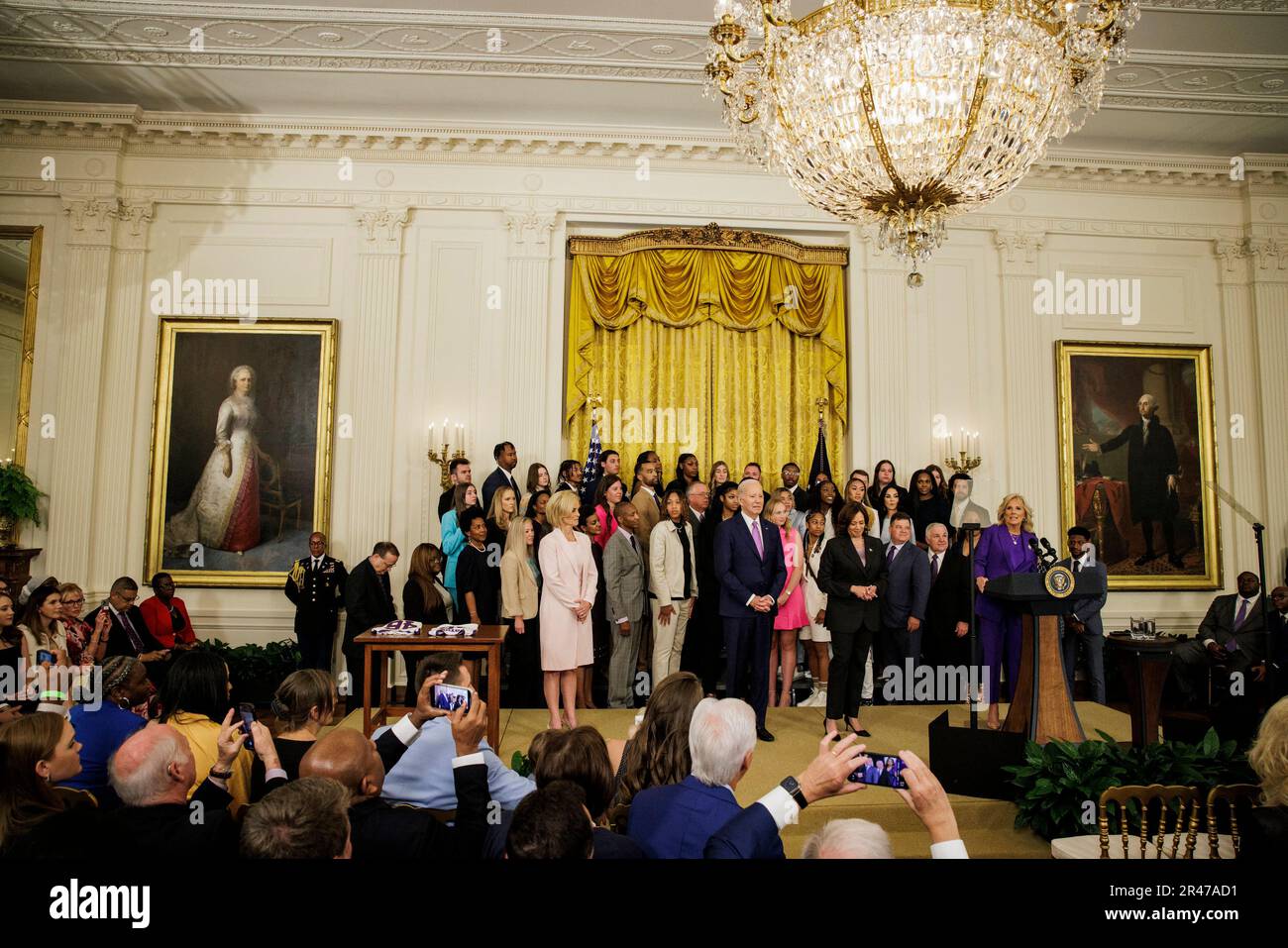 Washington, DC, Stati Uniti. 26th maggio, 2023. First Lady Jill Biden (a destra) parla durante un evento con la squadra di pallacanestro femminile della Louisiana state University nella East Room alla Casa Bianca il 26 maggio 2023 a Washington, DC l'evento celebra la squadra di pallacanestro femminile della Louisiana state University Tigers, vincitrice del campionato NCAA 2022-2023. Foto di Samuel Corum/ Credit: UPI/Alamy Live News Foto Stock