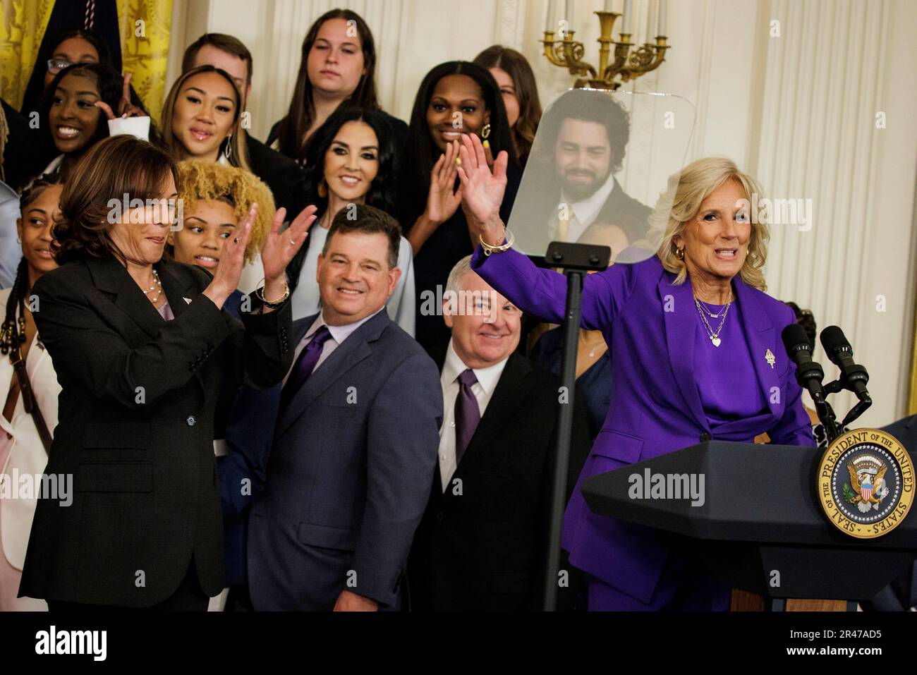 Washington, DC, Stati Uniti. 26th maggio, 2023. First Lady Jill Biden (a destra) parla durante un evento con la squadra di pallacanestro femminile della Louisiana state University nella East Room alla Casa Bianca il 26 maggio 2023 a Washington, DC l'evento celebra la squadra di pallacanestro femminile della Louisiana state University Tigers, vincitrice del campionato NCAA 2022-2023. Foto di Samuel Corum/ Credit: UPI/Alamy Live News Foto Stock