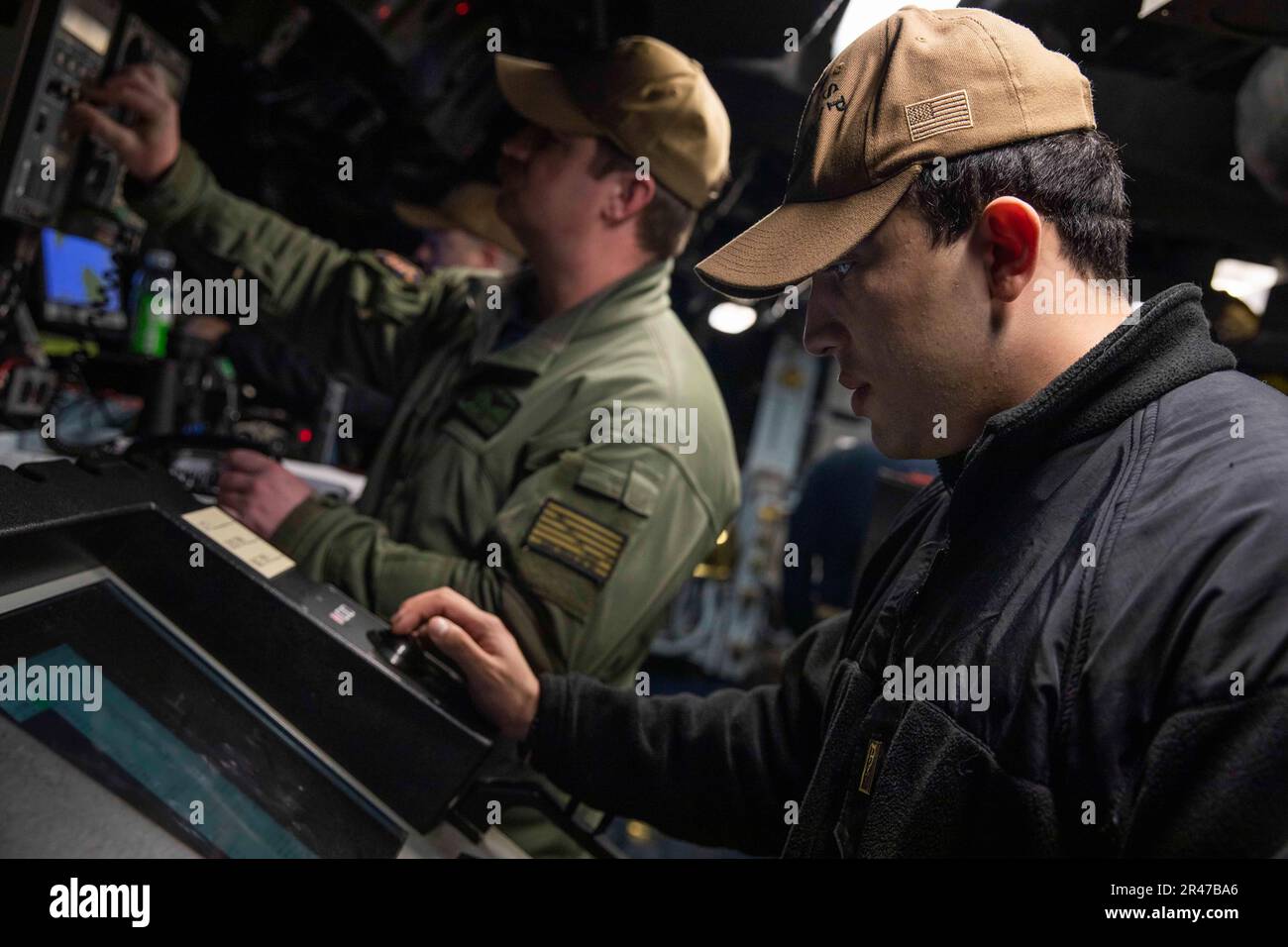 230328-N-CJ603-1042 NORFOLK (28 marzo 2023) la firma Michael Cabrera controlla il registratore di navigazione della nave sul ponte a bordo della nave d'assalto anfibia USS Wasp (LHD 1) mentre la nave parte dalla stazione navale di Norfolk, 28 marzo 2023. WASP sta conducendo prove in mare con Type Commander (TYCOM). Foto Stock