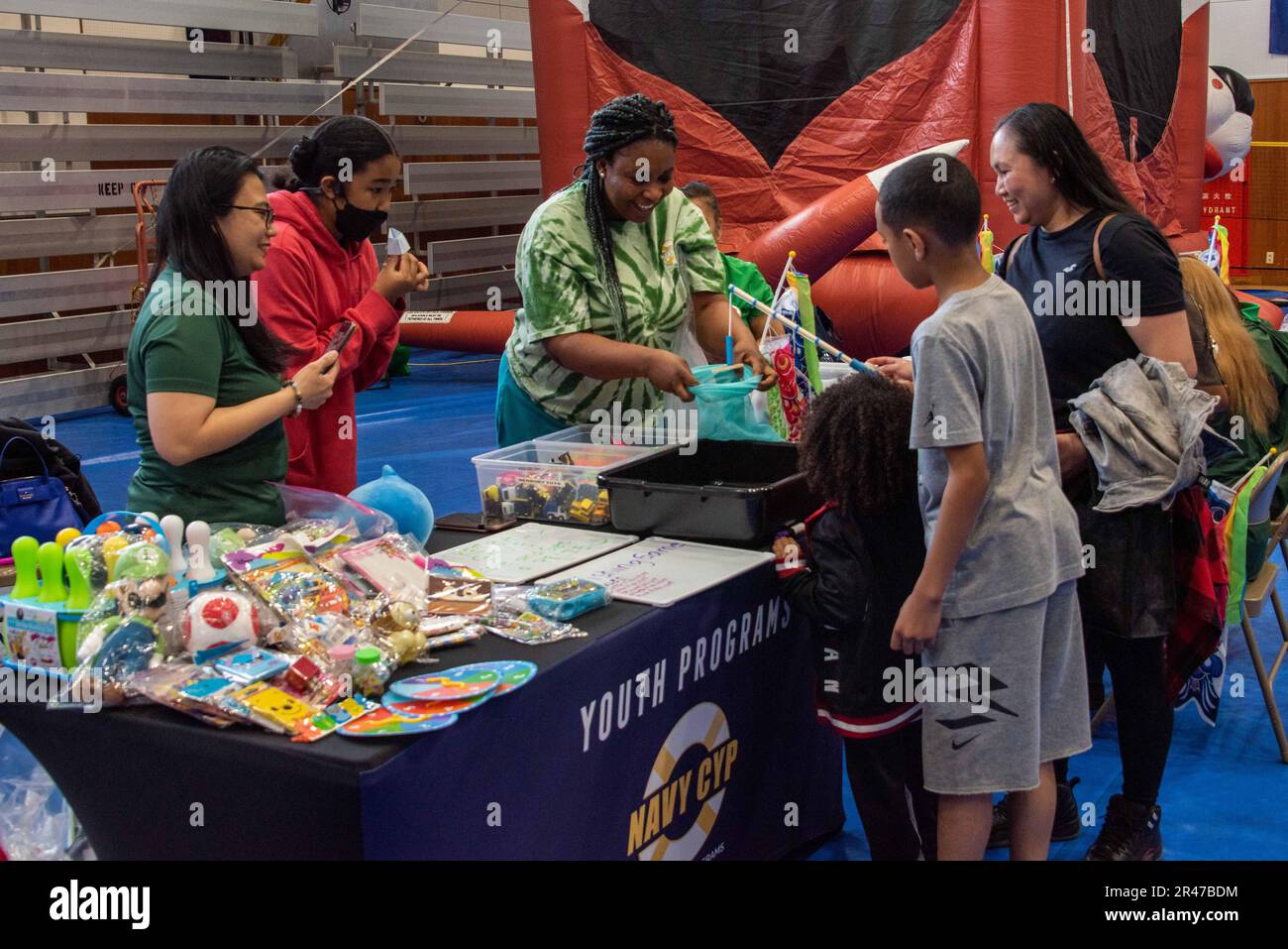 220408-N-OG286-1077 NAVAL AIR FACILITY ATSUGI, Giappone (8 aprile 2023) i bambini visitano uno stand presso la Ranger Gym a bordo della Naval Air Facility (NAF) Atsugi durante il Kidsz Fest. NAF Atsugi supporta la preparazione al combattimento di Commander, Carrier Air Wing FIVE (CVW 5), Helicopter Maritime Strike Squadron FIVE ONE (HSM-51) e altri 30 comandi locatari e fornisce supporto logistico, coordinamento e servizi alle unità assegnate al Pacifico occidentale. Foto Stock