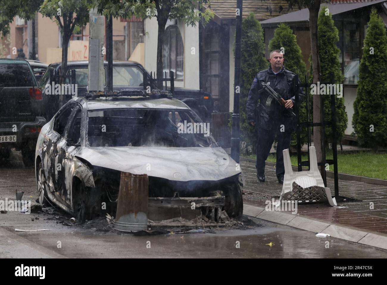 Zvecan, Kosovo. 26th maggio, 2023. Un ufficiale dell'unità speciale di polizia del Kosovo in pattuglia a Zvecan, Kosovo, il 26 maggio 2023. Gli scontri tra i serbi etnici e la polizia del Kosovo sono iniziati dopo che i serbi si sono riuniti di fronte all'edificio del comune cercando di bloccare l'ingresso ai funzionari recentemente eletti. Photo: Stringer/PIXSELL Credit: Pixsell/Alamy Live News Foto Stock