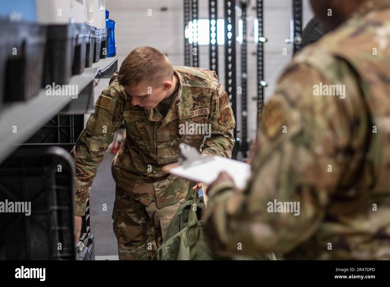 I militari con lo Squadrone di preparazione logistica 121st, 121st Ala di rifornimento aria, emettono gli articoli ai membri di ala durante una linea di pre-implementazione come parte di un'ispezione di preparazione operativa nucleare alla base della guardia nazionale di Rickenbacker Air, Columbus, Ohio, 1 aprile 2023. È necessaria la seconda frase. Foto Stock