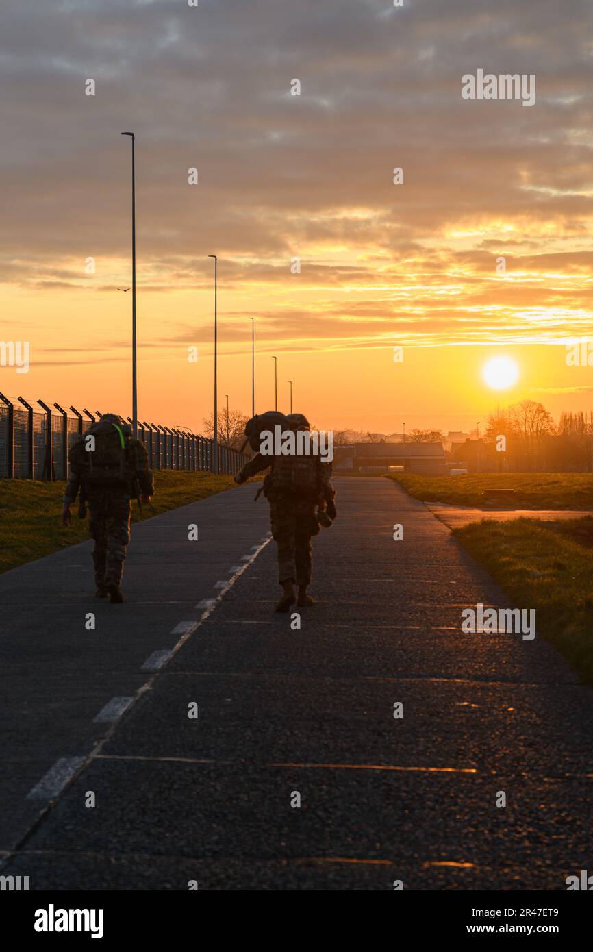 STATI UNITI Joseph Voss (a sinistra) e il PFC. Shamar Cerant guidarono il bout di marzo della USAG Benelux Best Warrior Competition, sulla base aerea di Chièvres, Belgio, 28 febbraio 2023. Voss è stato il Soldato vincente e si muoverà per competere al livello IMCOM-e successivo. Foto Stock