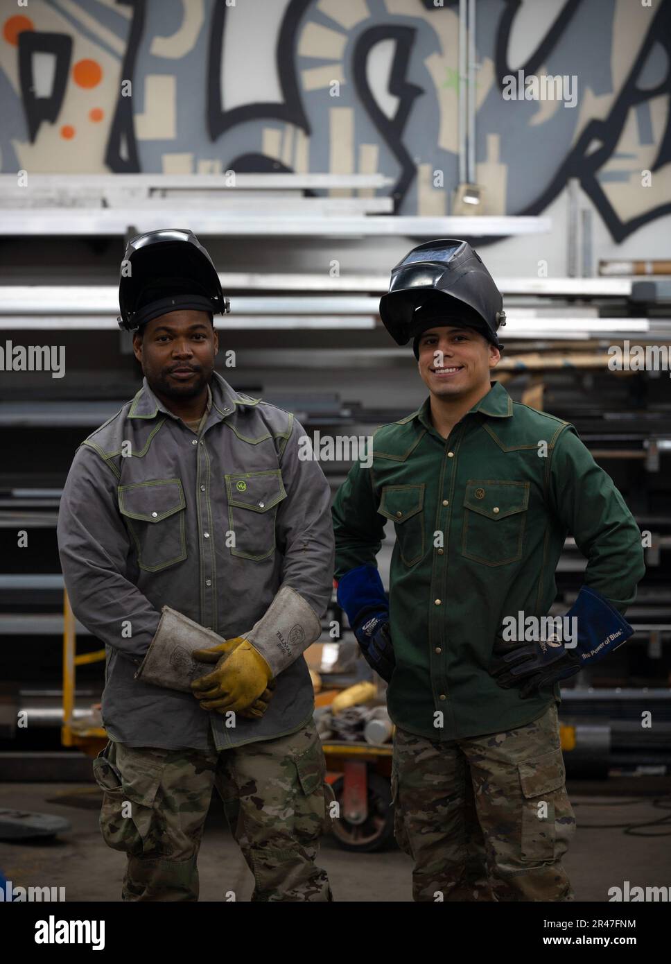 Senior Airman Samson Charles, a sinistra, e Senior Airman Robby Puentes, 341st ingegnere civile Squadron strutturale di viaggio, stand nella baia di negozio di metallo a Malmstrom Air Force base, Month., 10 gennaio 2023. Malmstrom AFB è unico in quanto è una delle due installazioni dell'aeronautica che offrono al personale civile e militare l'opportunità di guadagnare le loro certificazioni di saldatura 1G, 3G e 6G--tutte accettate dall'American Welding Society. Foto Stock