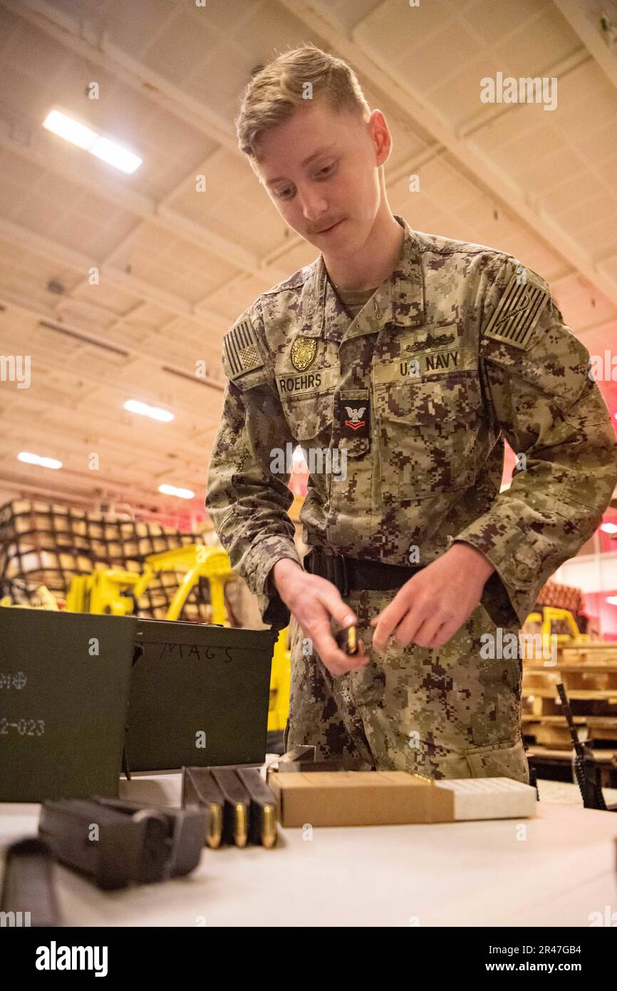 230203-N-TL932-1035 OCEANO PACIFICO (3 febbraio 2023) Master-at-Arms 2nd Classe Andrew Roehrs, nativo di Norfolk, Virginia, carica giri in una rivista di pistole di servizio M9 nella baia hangar a bordo della portaerei di classe Nimitz USS Carl Vinson (CVN 70). Vinson sta attualmente conducendo operazioni marittime di routine. Foto Stock