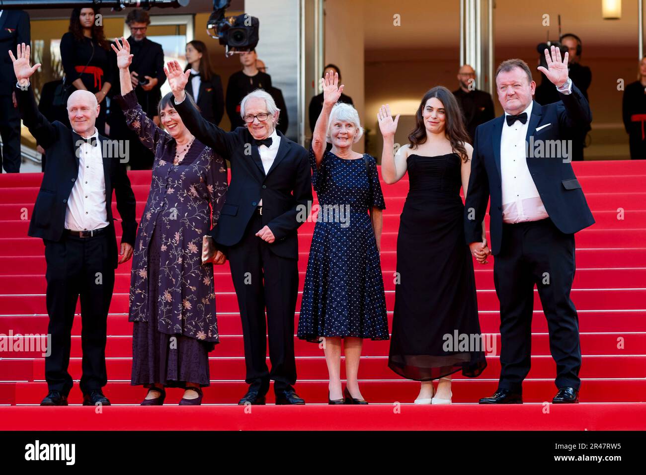 Paul Laverty, Rebecca o'Brien, il direttore Ken Loach, Lesley Ashton, Ebla Mari e Dave Turner partecipano alla prima "la vecchia quercia" durante il Festival del cinema di Cannes 76th al Palais des Festivals di Cannes, in Francia, il 26 maggio 2023. Credit: dpa Picture Alliance/Alamy Live News Foto Stock