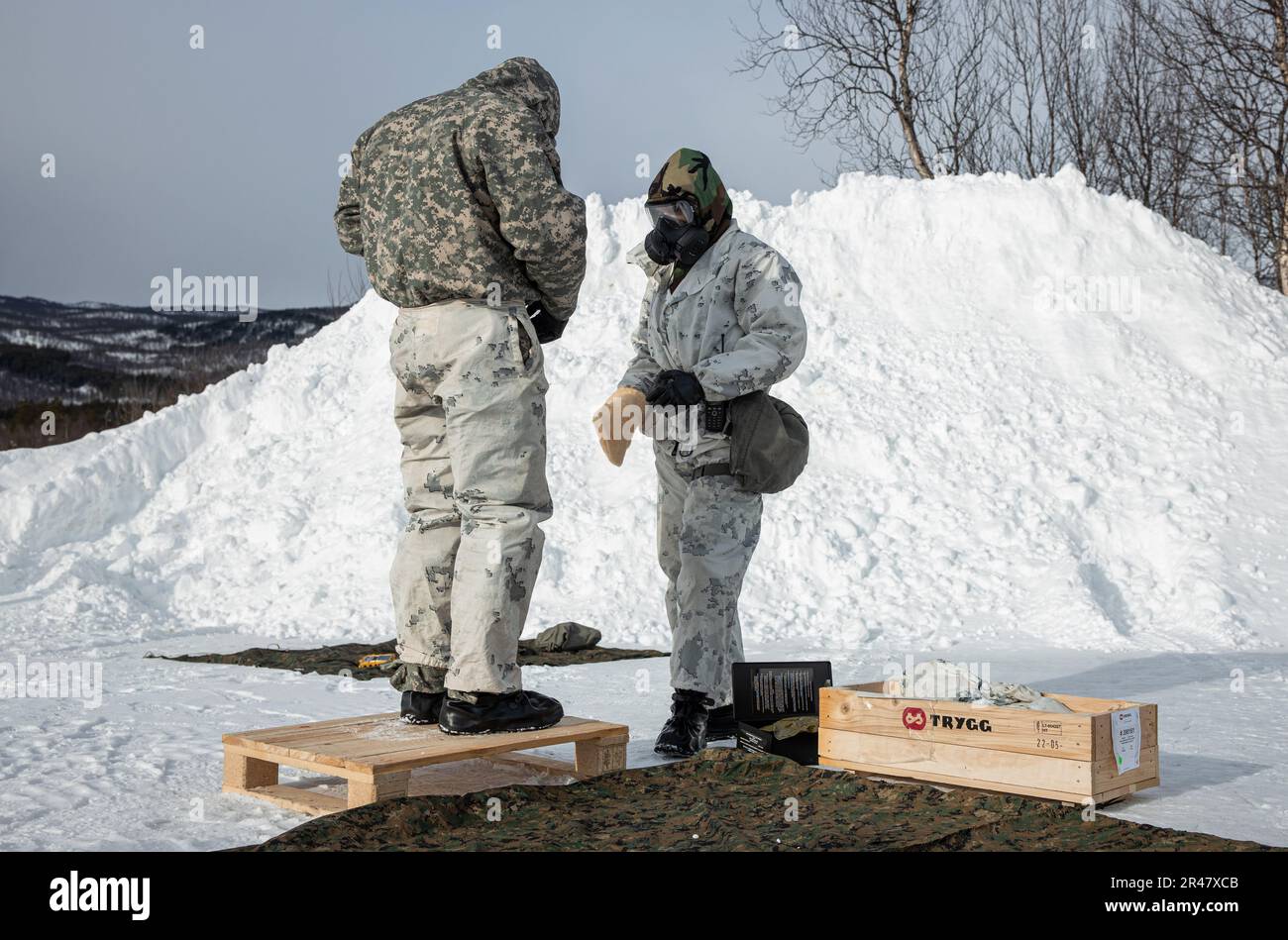 STATI UNITI Justin Dickison (a sinistra), un capo chimico, biologico, radiologico e nucleare (CBRN) e CPL. Dustin Pickel (a destra), un difensore del CBRN con 2D Combat Engineer Battalion, 2D Marine Division, iniziano il processo di decontaminazione durante uno scenario chimico, biologico, radiologico e nucleare simulato a Setermoen, Norvegia, 24 marzo 2023. L'allenamento CBRN per climi freddi è stato progettato per aumentare la fiducia e la disponibilità dei Marines nella loro capacità di combattere condizioni climatiche estreme. Foto Stock