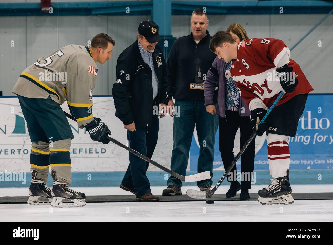 Le squadre della Guardia Nazionale dell'Esercito e dell'aviazione di Rhode Island si sono ritrovate nella NGARI'S Adjutant General Cup Hockey Game il 31 marzo 2023. Foto Stock