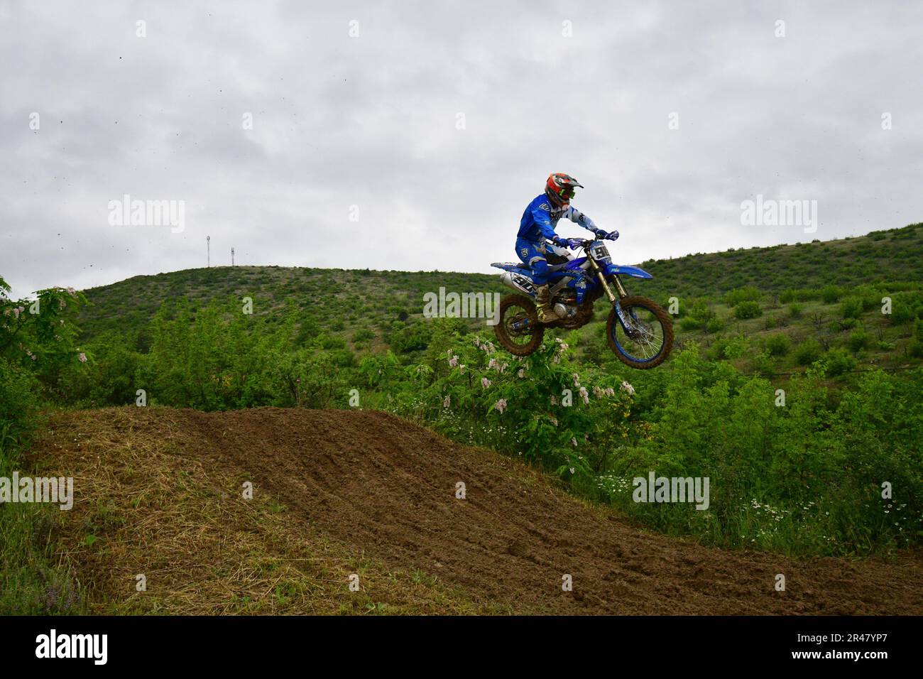 Orman, Macedonia, maggio 14 2023. In caso di pioggia e di pista fangosa, i motociclisti hanno gareggiato in diverse categorie in condizioni difficili. Foto Stock