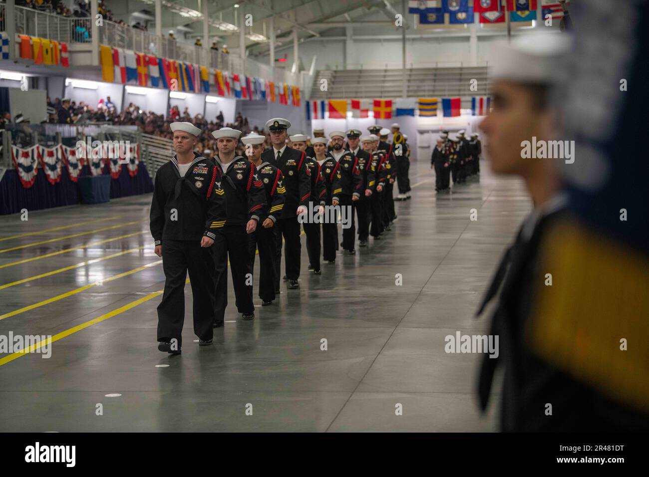 230407-N-LN782-1308 (07 aprile 2023) i comandanti della divisione Recruit marciano sul ponte di perforazione per posizionarsi davanti alle loro divisioni di laurea durante una cerimonia di laurea pass-in-review Midway Ceremonial Drill Hall al comando di addestramento Recruit. Il campo di boot è di circa 10 settimane e tutti si animano negli Stati Uniti Navy iniziare la loro carriera al comando. La formazione include cinque competenze di combattimento in materia di antincendio, controllo dei danni, marinai, vigili del fuoco, movimentazione e marcature di piccole armi, fitness fisico e lezioni di patrimonio della Marina e valori fondamentali, Warrior Tinness, Life Ski Foto Stock