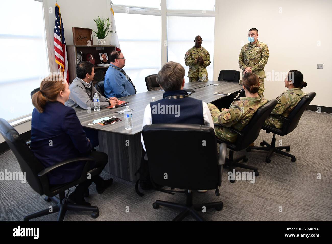 Il Sen. David min, che rappresenta il 37th° distretto statale del senato della California, si incontra con il Lt. Della Guardia di Stato della California, il col. Gilbert Sanchez, direttore della Sunburst Youth Challenge Academy, in piedi a destra, e il Maestro Sgt. Timothy Edwards, sergente del plotone, in piedi a sinistra, il 20 gennaio 2023, Durante il tour della base di addestramento delle forze armate, Los Alamitos, California. Durante la visita, min e il suo staff hanno appreso della Guardia Nazionale della California, dell'installazione, dei suoi inquilini e delle sue missioni, e hanno attraversato il dormitorio Sunburst e la scuola, mentre hanno appreso del programma di recupero crediti della scuola superiore. Foto Stock