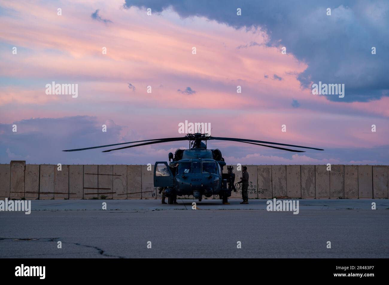 NEGLI STATI UNITI Air Force HH-60 nave Hawk assegnato al 46th Expeditionary Rescue Squadron si prepara a decollare per un'operazione notturna durante una prova di missione a sostegno dell'esercizio Agile Spartan negli Stati Uniti Area di responsabilità del comando centrale, 21 marzo 2023. Esercizio Agile Spartan è un esercizio di formazione congiunto che migliora le partnership internazionali e la sicurezza regionale nell'USCENTCOM AOR. Foto Stock