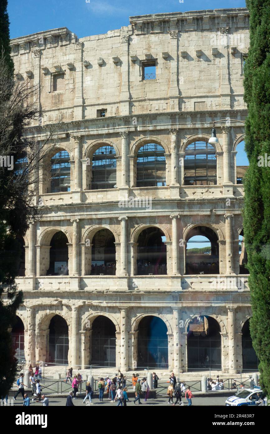 Il Colosseo a Roma. Il più grande anfiteatro del mondo è stato utilizzato per concorsi gladiatoriali e spettacoli pubblici. Simbolo della Roma Imperiale. Foto Stock