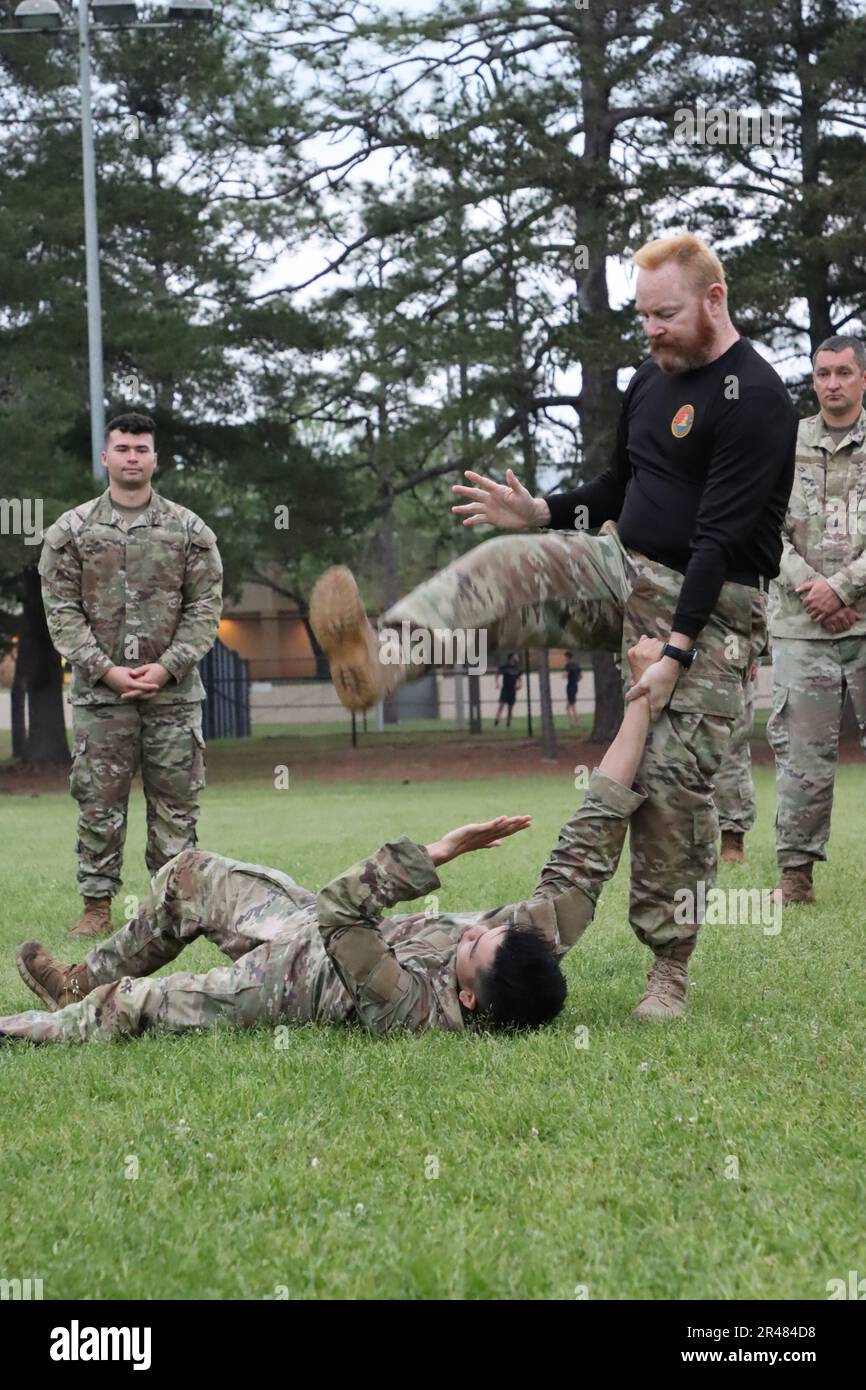 Mark Leslie, direttore della direzione piani, formazione, mobilitazione e sicurezza, dimostra posizioni di combattimento. Le posizioni includono il blocco della testa anteriore, la fuoriuscita da un blocco della testa posteriore, l'aria anteriore e l'aria posteriore. Foto Stock