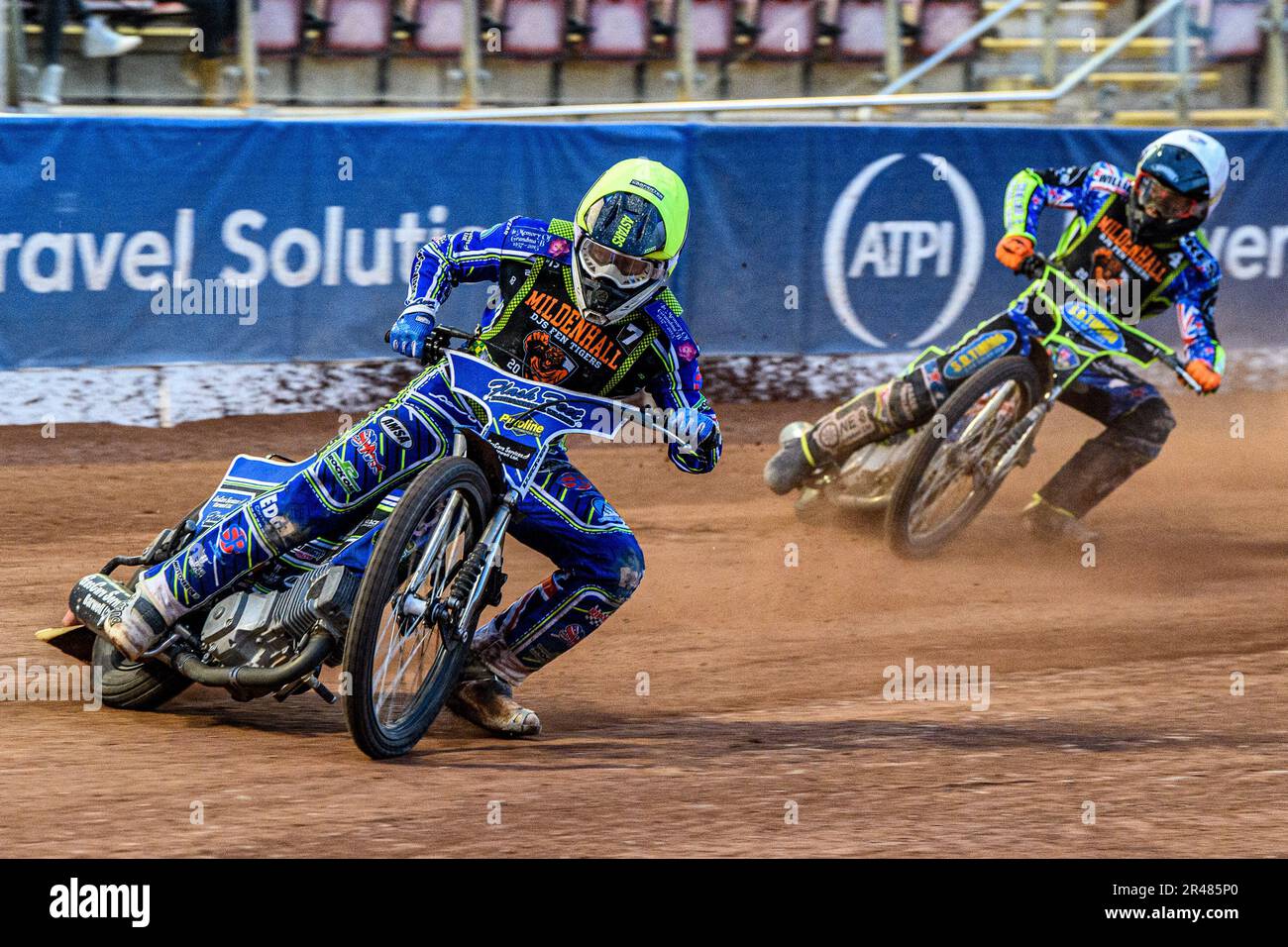 Arran Butcher (giallo) guida il compagno di squadra George Congrave (bianco) durante la partita della National Development League tra Belle Vue Colts e Mildenhall Fens Tigers al National Speedway Stadium di Manchester venerdì 26th maggio 2023. (Foto: Ian Charles | NOTIZIE MI) Credit: NOTIZIE MI & Sport /Alamy Live News Foto Stock