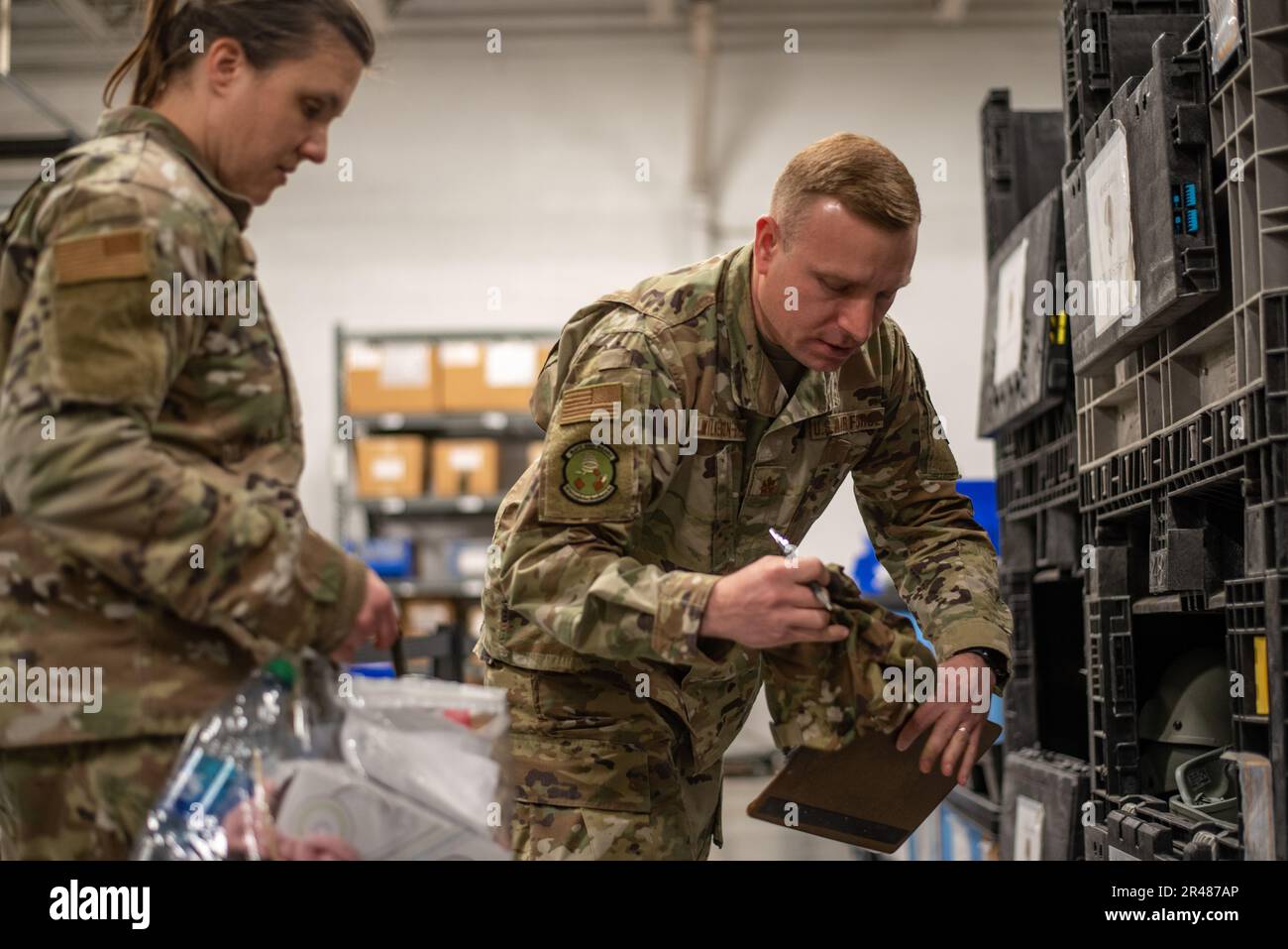 I militari con lo Squadrone di preparazione logistica 121st, 121st Ala di rifornimento aria, emettono gli articoli ai membri di ala durante una linea di pre-implementazione come parte di un'ispezione di preparazione operativa nucleare alla base della guardia nazionale di Rickenbacker Air, Columbus, Ohio, 1 aprile 2023. È necessaria la seconda frase. Foto Stock