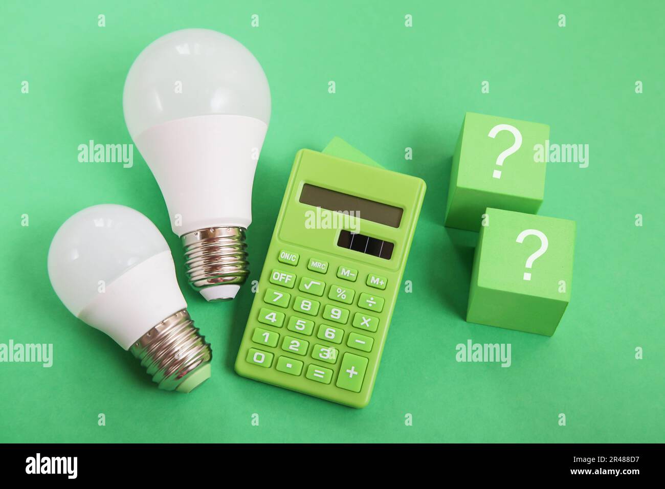 Lampadina, calcolatrice verde, punto interrogativo su sfondo verde. Concorrenza concettuale per il mercato dell'energia verde Foto Stock