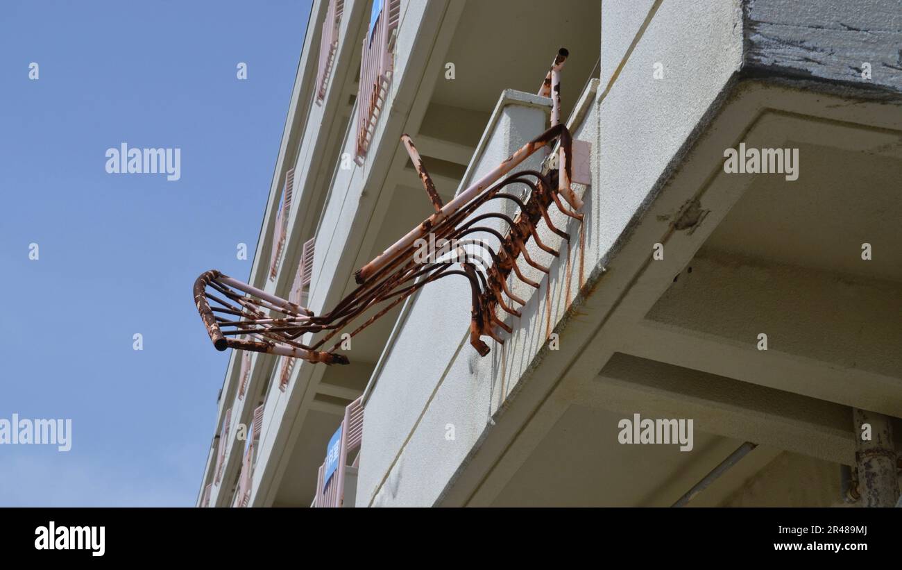 Le rovine conservate della Sendai Arahama Elementary School si trovano come memoriale del grande terremoto e tsunami del Giappone orientale nel 2011 con ringhiere piegate Foto Stock
