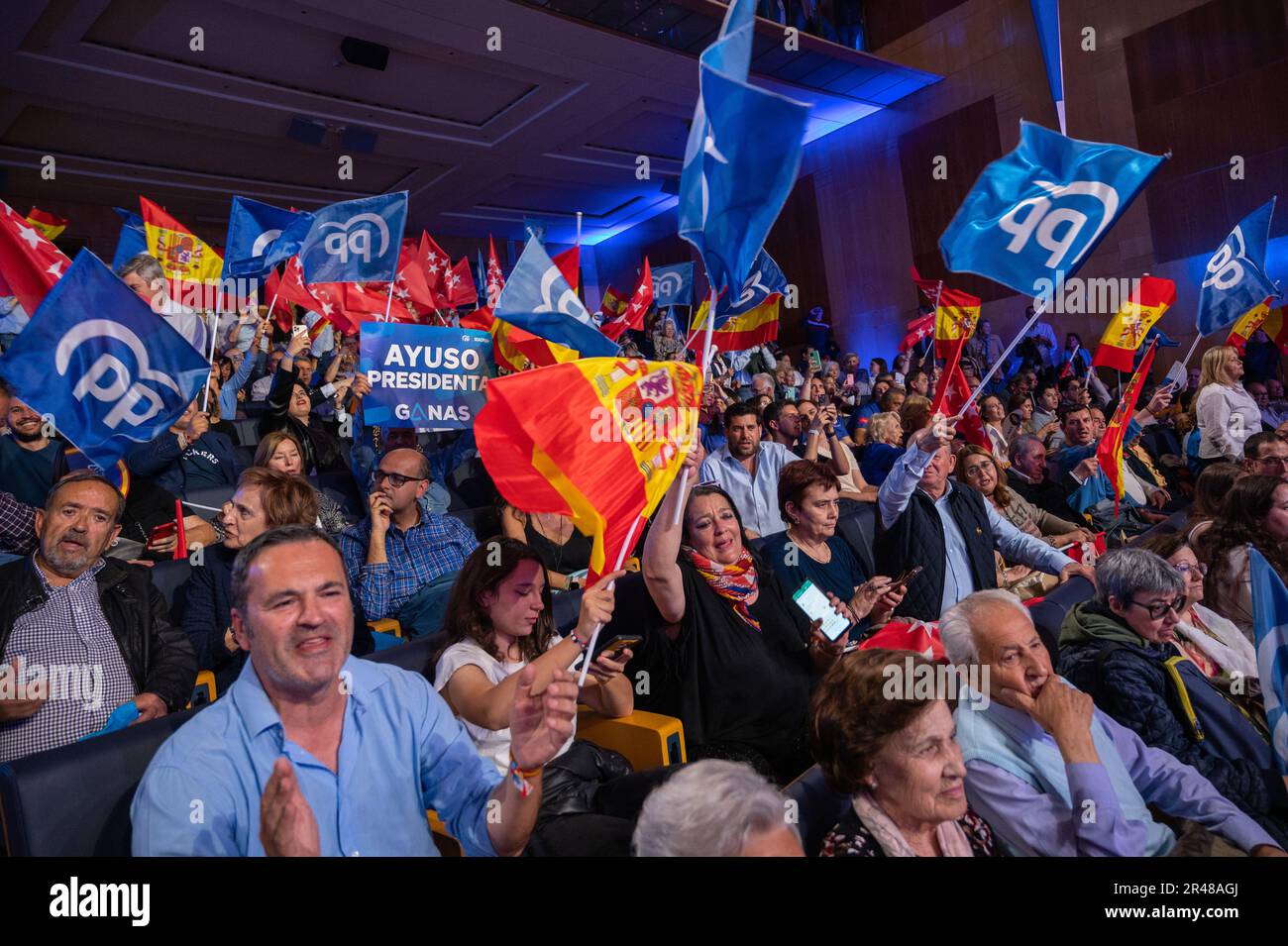 Madrid, Spagna. 26th maggio, 2023. Le persone che gridano slogan e sventolano bandiere sono viste durante il rally di chiusura della campagna elettorale del Partito popolare (PP), in vista delle elezioni regionali che si svolgeranno domenica prossima, il 28 maggio. Credit: Marcos del Mazo/Alamy Live News Foto Stock