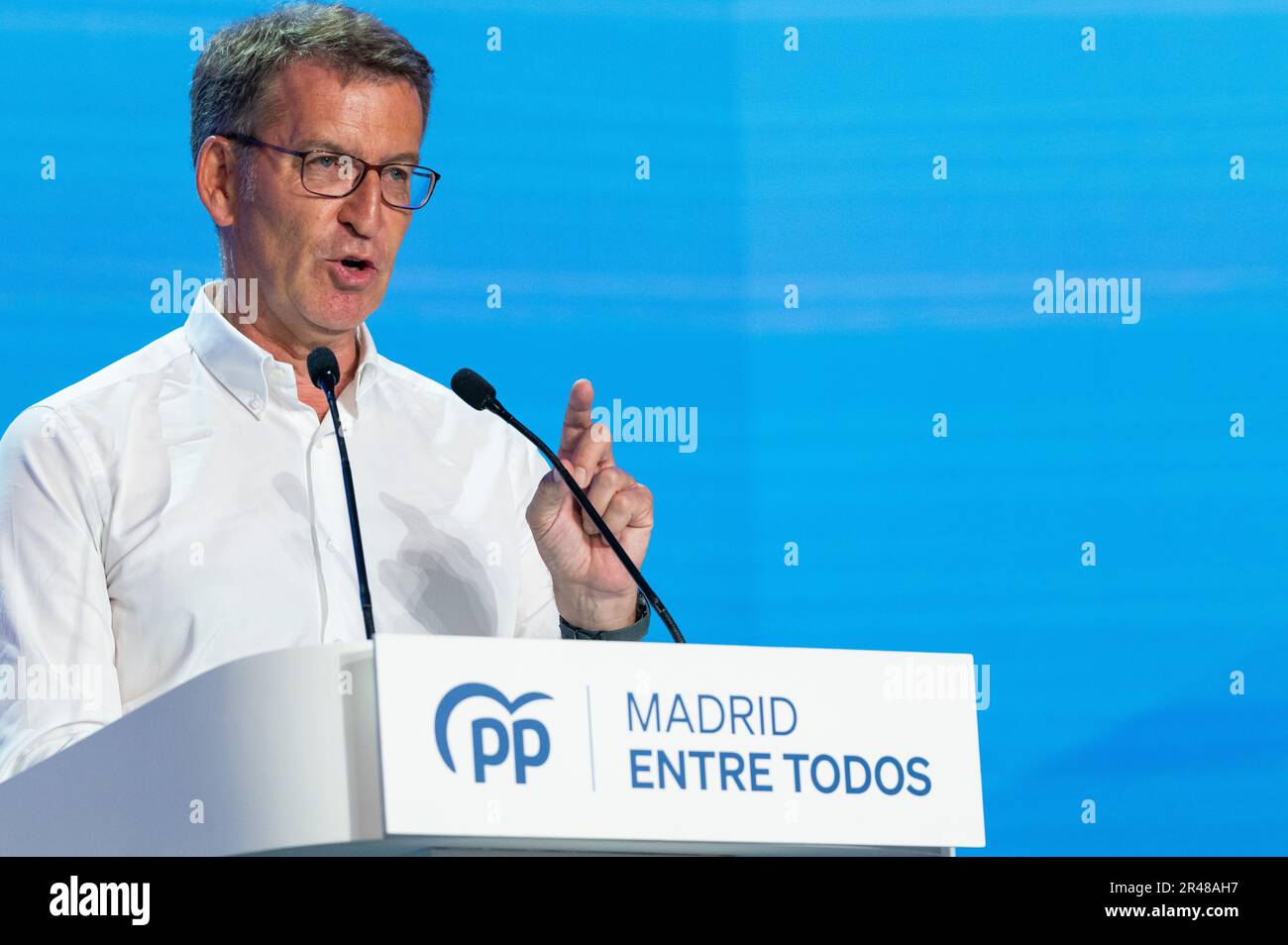 Il leader del Partito popolare Alberto Nuñez Feijoo parla durante il rally di chiusura della campagna elettorale del Partito popolare (PP), in vista delle elezioni regionali che si svolgeranno domenica prossima, il 28 maggio. Foto Stock