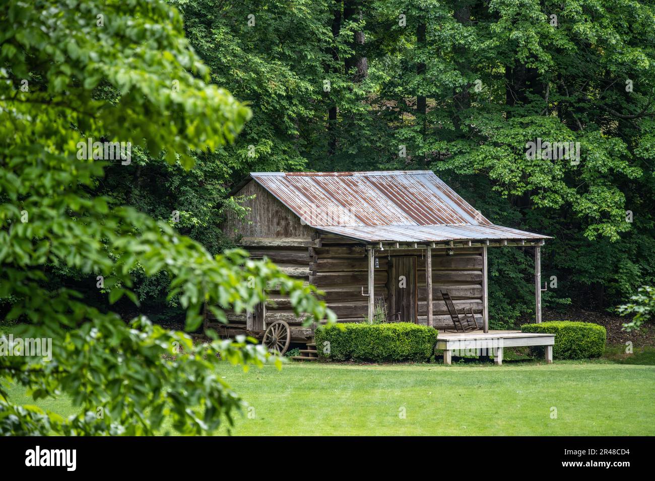 Cabina di tronchi a SharpTop Cove a Jasper, Georgia. (USA) Foto Stock