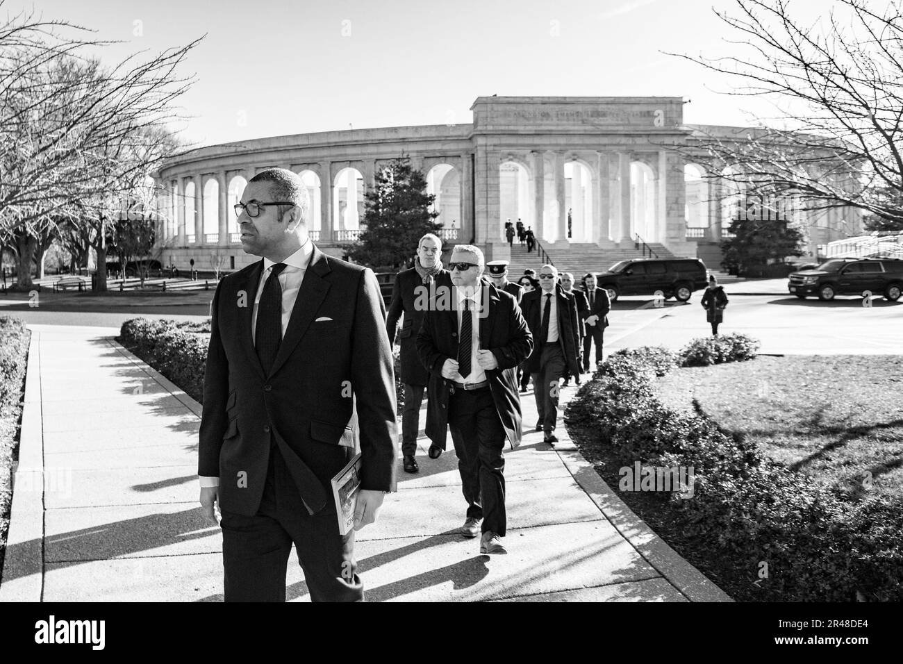 Il Ministro degli esteri britannico James cammina abilmente dall'altra parte della strada rispetto al Memorial Amphitheater per visitare i Memoriali di Columbia e Challenger nella Sezione 46 del cimitero nazionale di Arlington, Arlington, Virginia, 18 gennaio 2023. Foto Stock