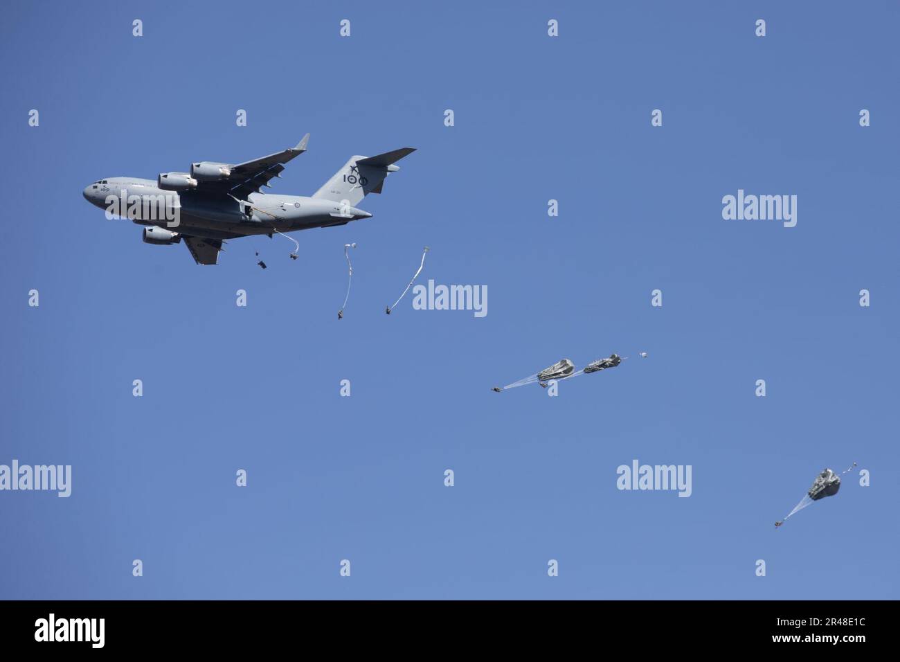 I paracadutisti dell'esercito STATUNITENSE salta dal A41 al 210 durante l'esercizio Talisman Sabre 2021 Foto Stock