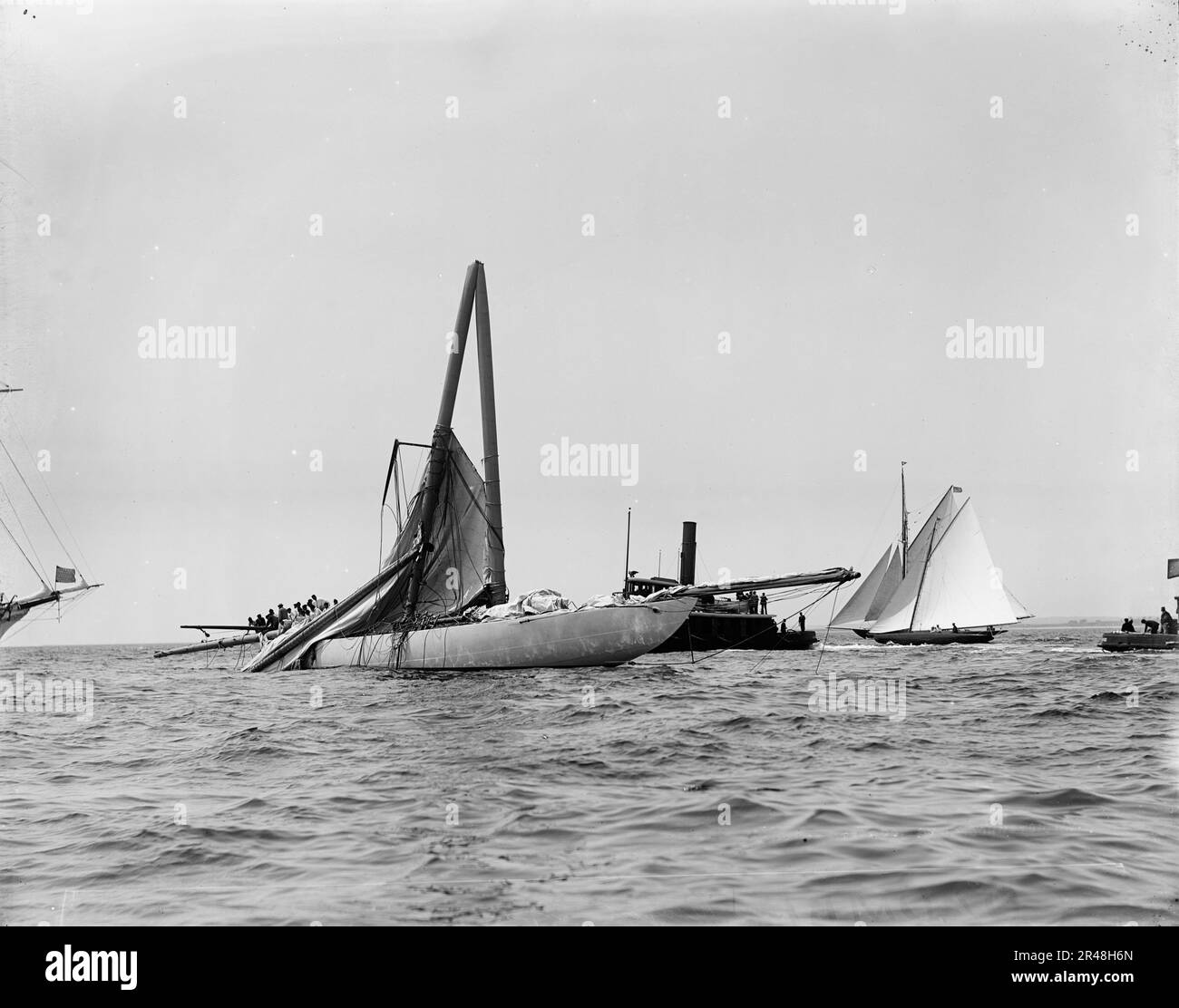 Columbia, Newport, 2 agosto 1899. Columbia con un albero rotto. Era uno yacht da corsa americano progettato e costruito nel 1898-99 da Nathanael Herreshoff e dalla Herreshoff Manufacturing Company per i proprietari J. Pierpont Morgan e Edwin Dennison Morgan del New York Yacht Club. Nel 1899 è stata la difensore della decima gara di America's Cup contro lo sfidante britannico Shamrock. Columbia aveva un telaio in acciaio al nichel, uno scafo in bronzo e un albero in acciaio. Foto Stock