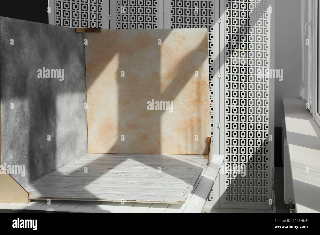 Sfondi a due lati sul tavolo in studio fotografico Foto Stock