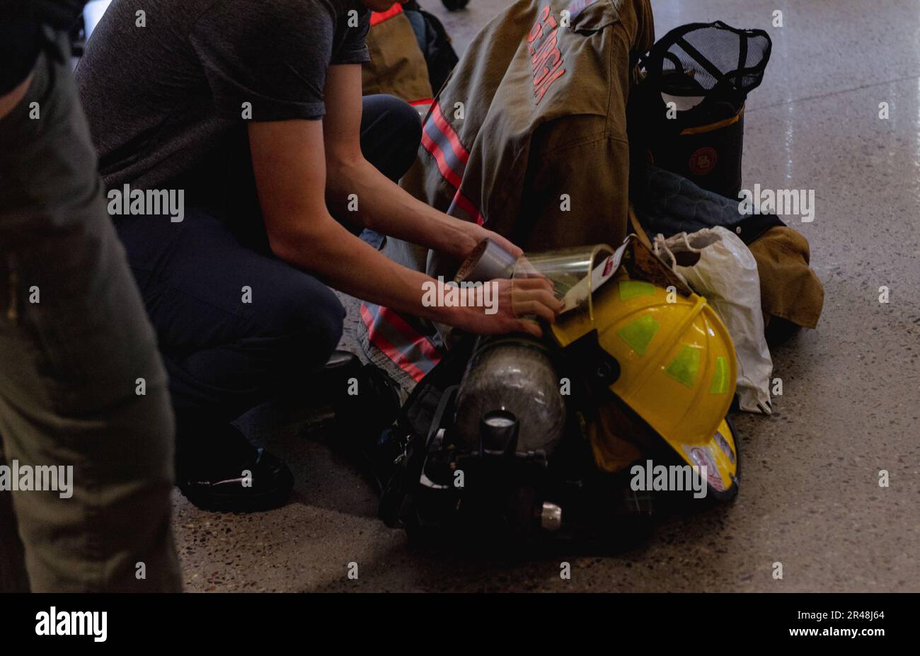 Uno studente SkillsUSA ispeziona i dispositivi di protezione antincendio durante una dimostrazione di abilità presso il Vermont Air National Guard Fire Department, South Burlington, VT, 6 aprile 2023. SkillsUSA è un'organizzazione nazionale che si concentra sulla formazione degli studenti per le carriere in mestieri qualificati, tra cui la lotta antincendio. Foto Stock