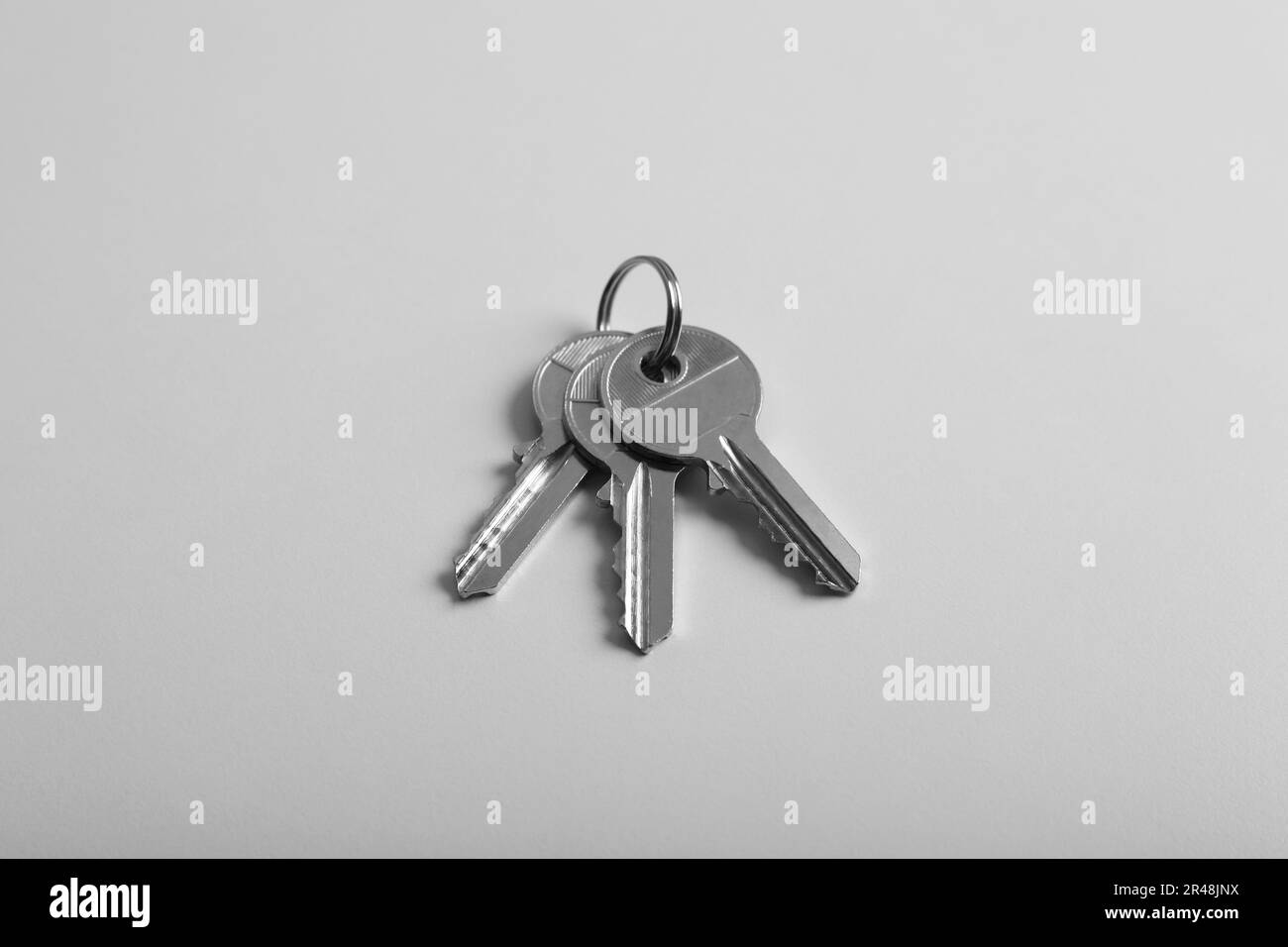 Tasti su sfondo grigio chiaro, sopra la vista. Servizi di agenti immobiliari Foto Stock