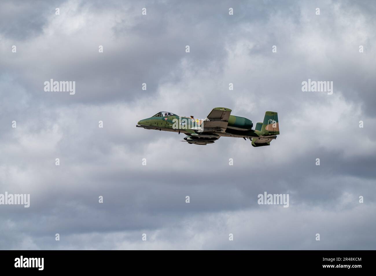 NEGLI STATI UNITI Air Force A-10 Thunderbolt II vola su Bullhead City, Arizona, 30 marzo 2023. Il team dimostrativo A-10 viaggia in tutto il paese per diversi spettacoli aerei per mostrare le capacità dell'A-10 e dei suoi Airmen, nonché il loro contributo alla missione dell'aeronautica e alla sicurezza nazionale. Foto Stock