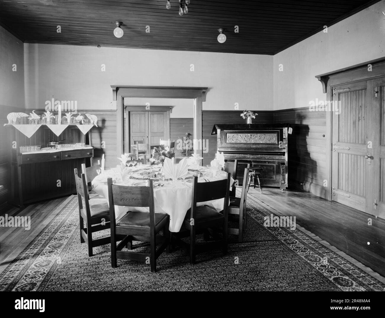 Sala da pranzo privata, casinò Paul Smith, montagne Adirondack, tra le 1900:1905 e le 17:00. Foto Stock