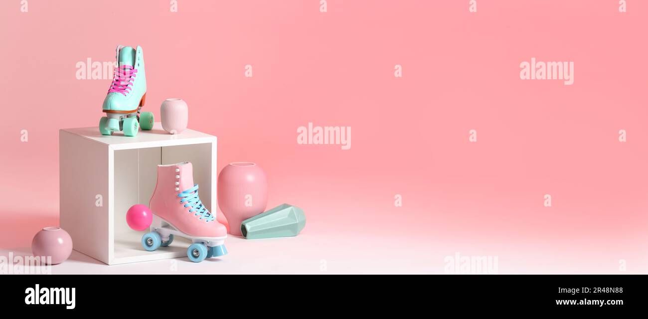 Composizione con pattini a rotelle vintage e cubo di stoccaggio su sfondo a colori, spazio per il testo. Design del banner Foto Stock