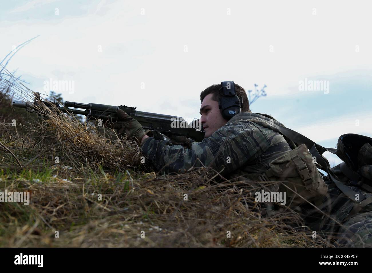 Mark Williams, assegnato al 1st° Battaglione 4th° reggimento fanteria, attende di agguantare un'unità di addestramento durante il Dragoon Ready 23 presso il Joint Multinational Readiness Center di Hohenfels, Germania, gennaio 29 2023. 1st il Battaglione 4th Regiment della fanteria è statunitense Esercito Europa e la forza avversaria designata dall'Africa durante le esercitazioni. Dragoon Ready 23 è progettato per garantire la preparazione e l'addestramento del reggimento di cavalleria 2D nel suo compito essenziale di missione a sostegno delle operazioni unificate di terra per migliorare le competenze e l'interoperabilità con gli alleati della NATO. I partecipanti all'esercizio includono circa 2 partecipanti, Foto Stock